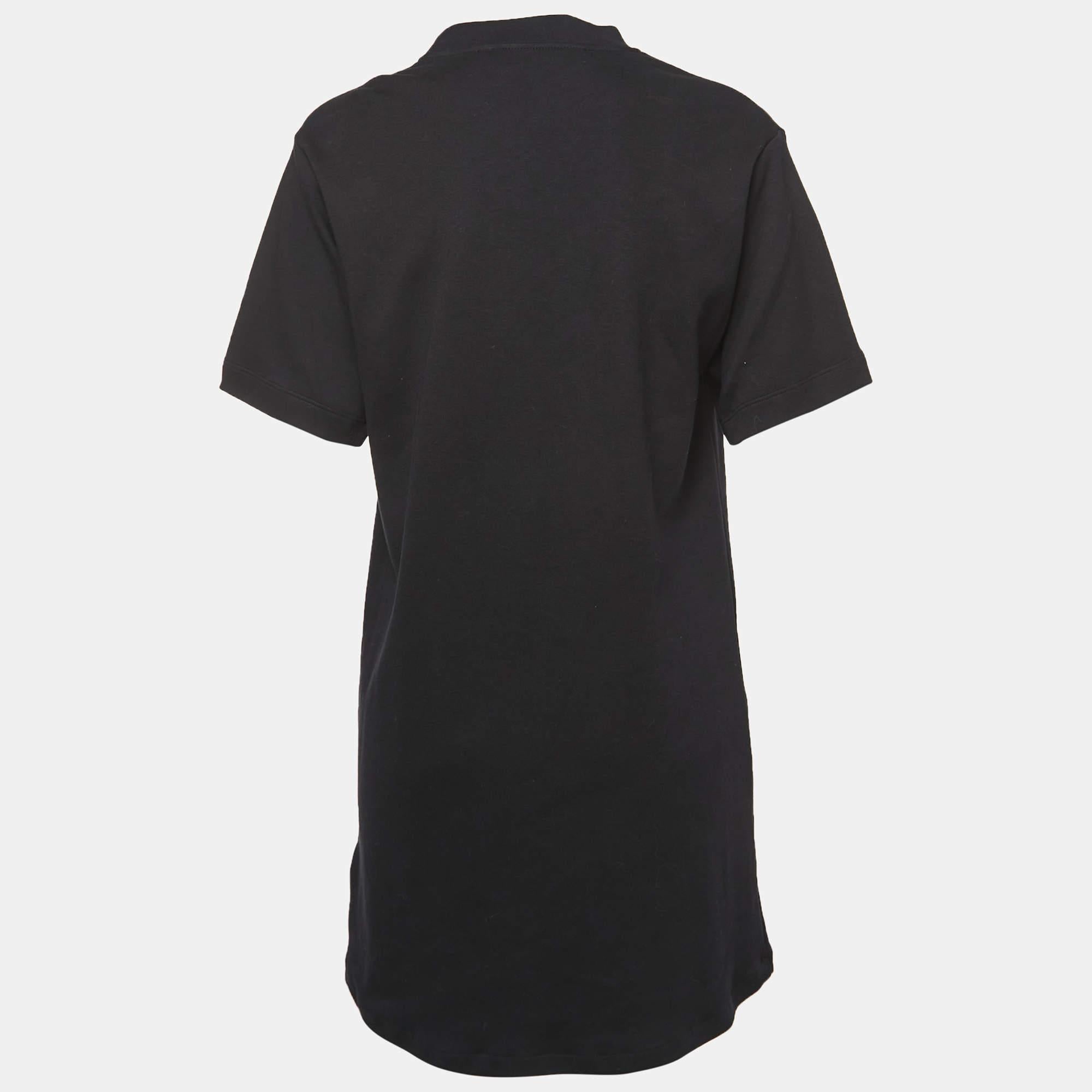 Dieses schwarze T-Shirt-Kleid von Off-White besticht durch elegante Details und eine schöne Silhouette. Er ist aus den besten MATERIALEN gefertigt und bietet Ihnen einen hohen Tragekomfort.