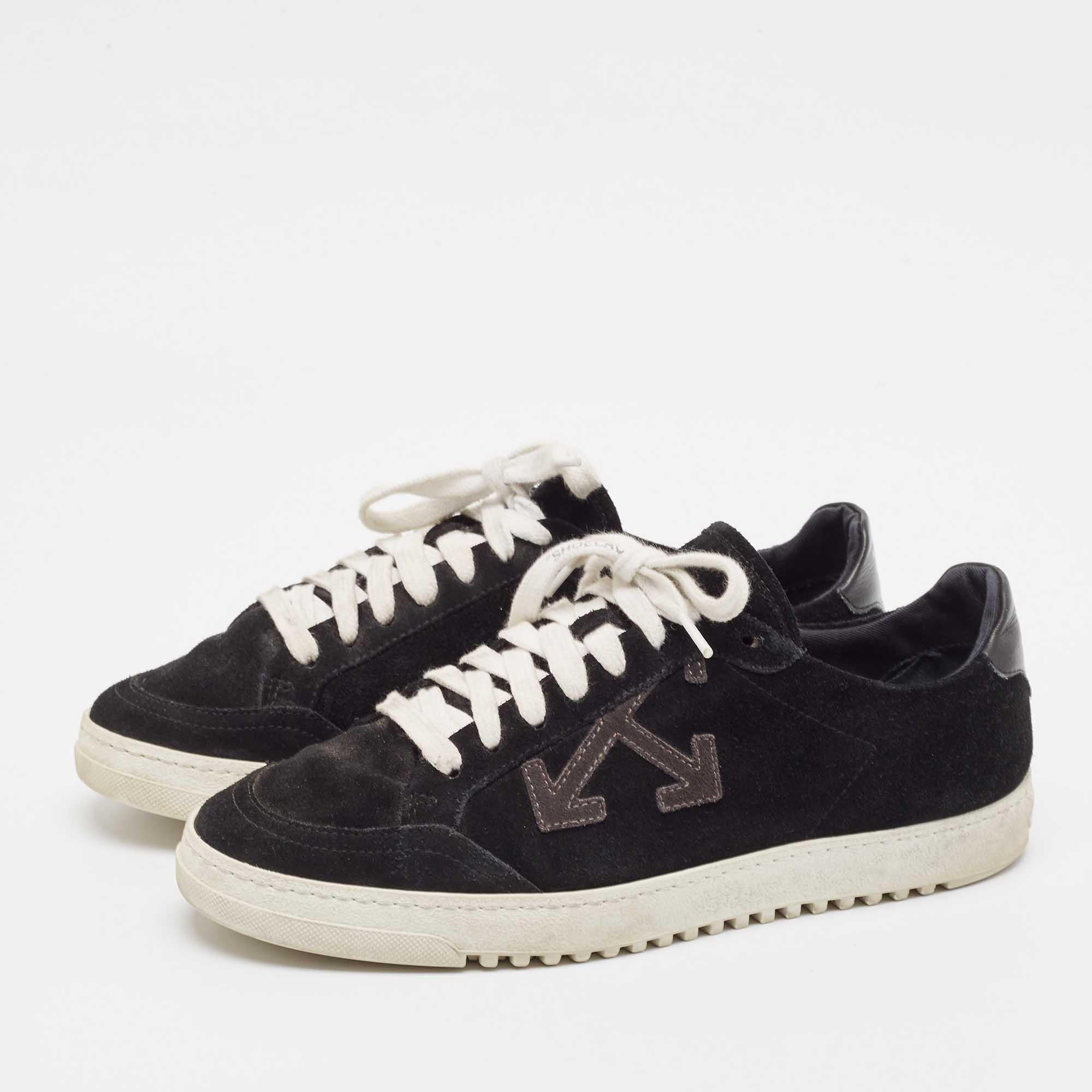 Présentées dans une silhouette classique, ces baskets de créateur sont une combinaison parfaite de luxe, de confort et de style. Ces baskets sont conçues avec des détails signés et des semelles intérieures confortables.