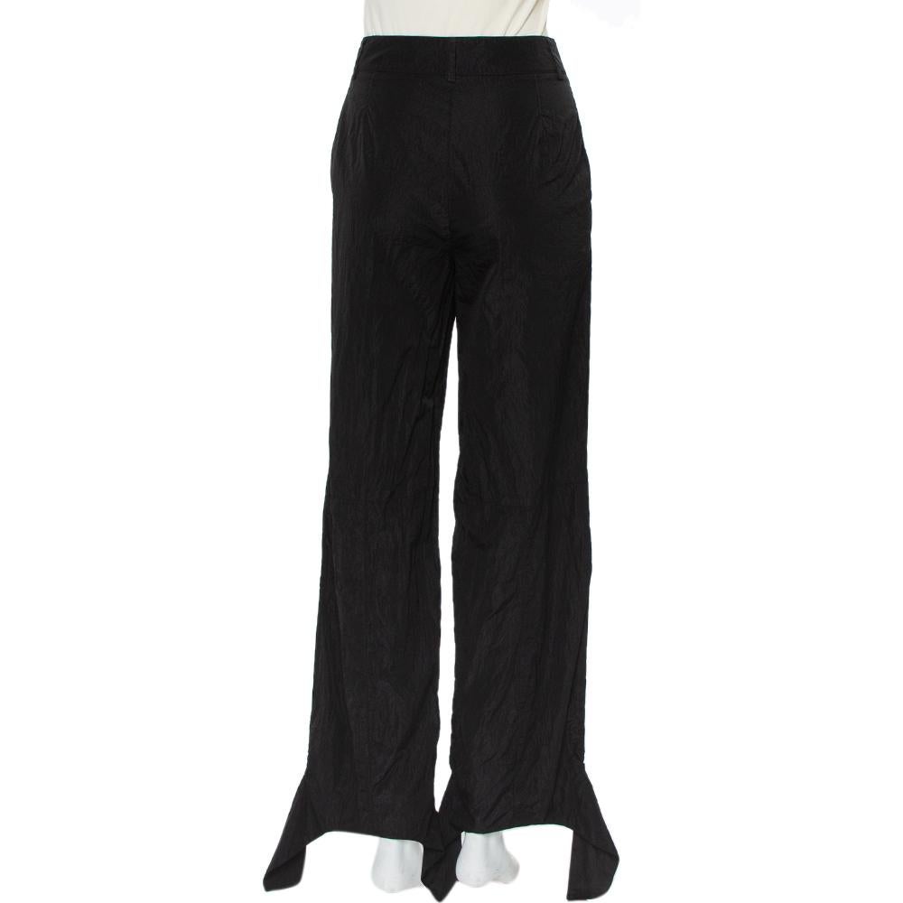 Fabulously designed, these black trousers from Off-White will lend a chic vibe to your closet. They exhibit logo print details and bottom flaps to be tied as bows and come equipped with a zip closure and two pockets. Sure to lend you a fantastic