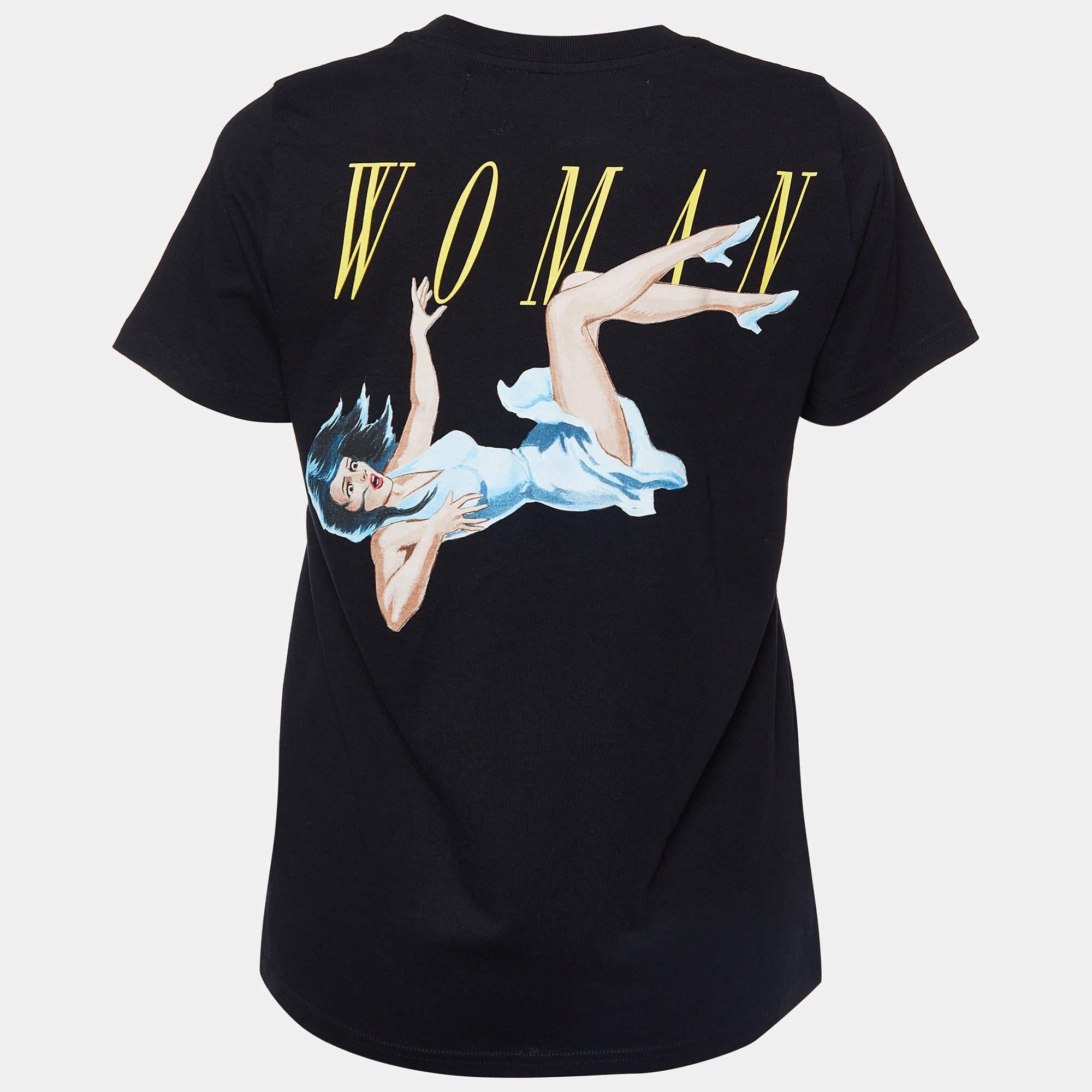 Get the comfort and the right casual style with this designer T-shirt. Designed to be reliable and durable, the creation has a simple neckline and signature detailing. 