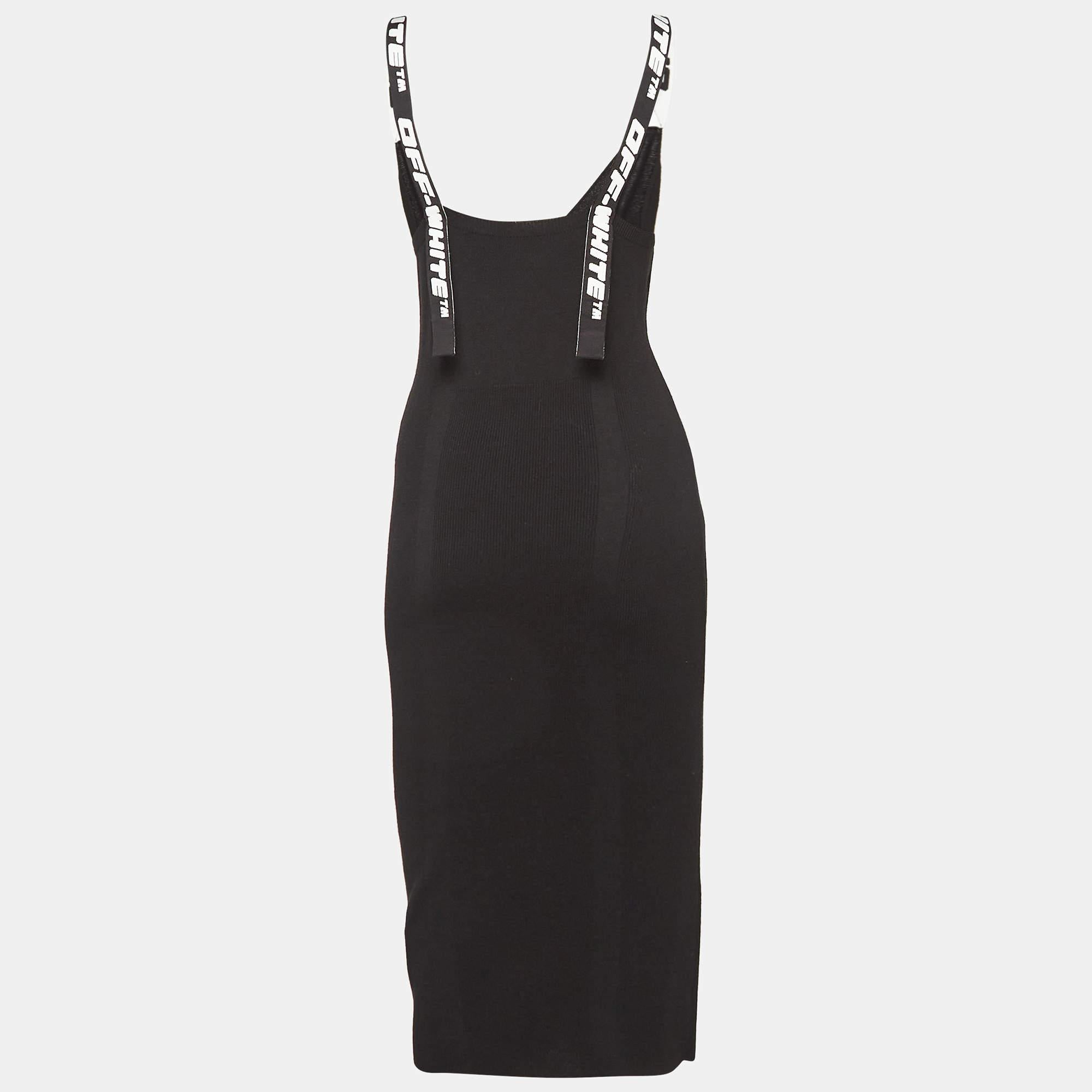 El vestido Off White es una sorprendente mezcla de vanguardia y elegancia. Con correas con el logotipo de la firma  este vestido entallado abraza la figura en un tejido de punto de canalé  que ofrece una silueta moderna. Perfecto para hacer una