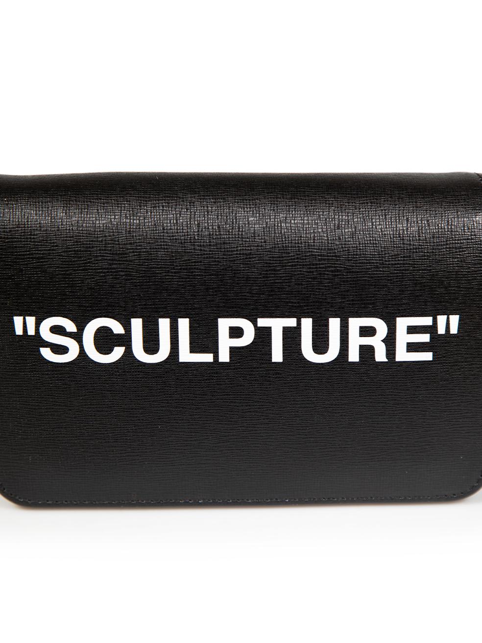 Off-White Schwarze Saffiano Leder-Umhängetasche mit Klappe und Skulptur im Angebot 2