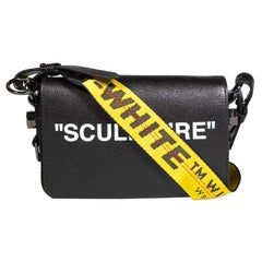 Off-White Schwarze Saffiano Leder-Umhängetasche mit Klappe und Skulptur