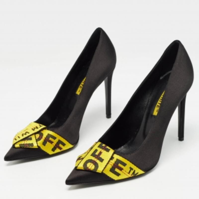Experimenta el lujo con las bombas comerciales de Off-White. Confeccionadas con una meticulosa atención al detalle, estas zapatillas presentan una llamativa combinación de satén y lona adornada con el icónico logotipo de Off-White. El lazo comercial
