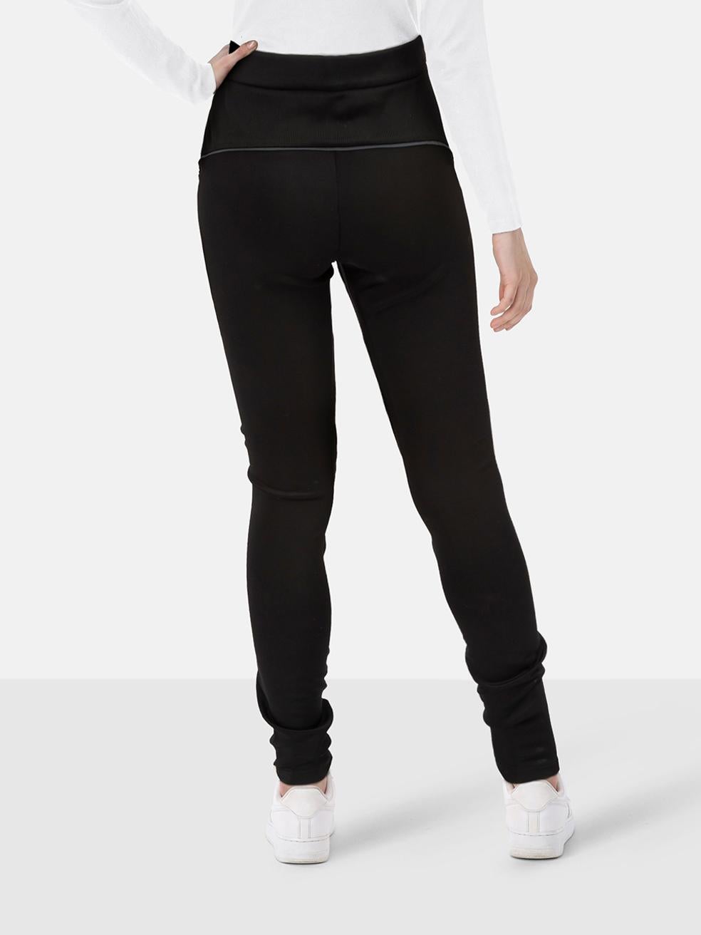 La condizione è molto buona. Questo articolo usato di Design/One non presenta quasi nessun segno di usura.
 

 

 

 Dettagli
 

 

 Nero
 

 Viscosa
 

 Leggings
 

 Altopiano
 

 Magro
 

 Elasticizzato
 

 Chiusura frontale con zip
 

 Dettaglio