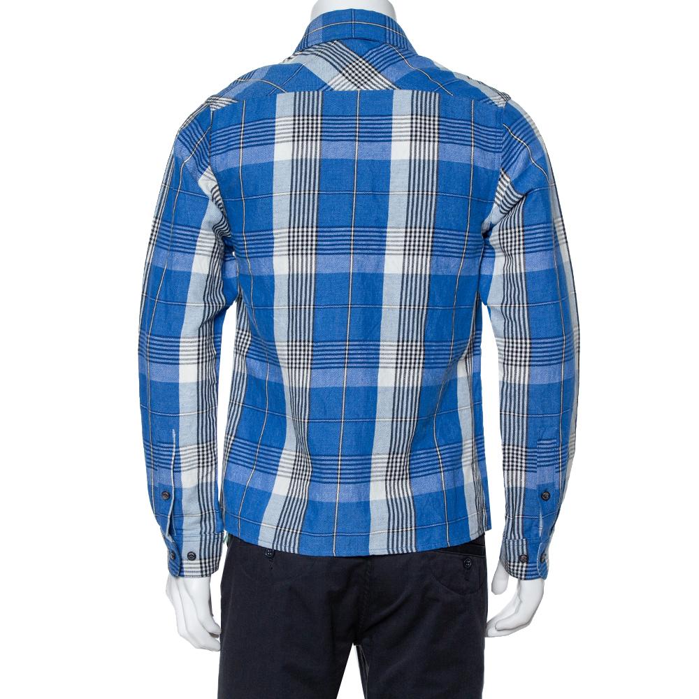 This blue shirt from Off-White will look amazing on you! It is made of a linen and cotton blend and features a check pattern all over. It comes with the classic collars, front button fastenings, dual chest pockets, and long sleeves. It will look