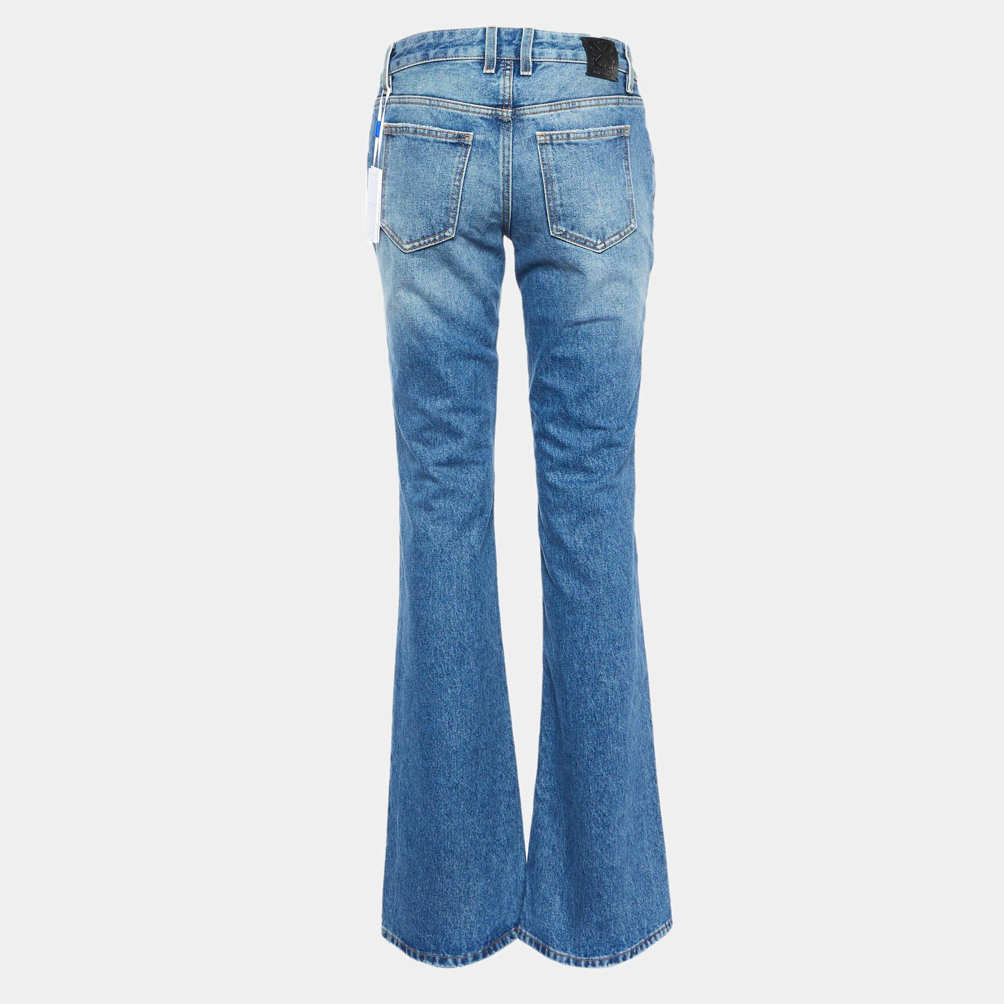 Your wardrobe can never be complete with a great pair of jeans like this. Tailored from best materials this pair showcases classic detailing an easy closure style and pockets. Pair it with your casual t shirts.