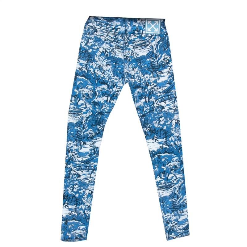 These skinny jeans come from the house of Off-White. Crafted from quality denim, they come in a lovely shade of blue with a tapestry-patterned print all over. They are styled with five pockets, zip closure, belt loops and a good fit. They are great