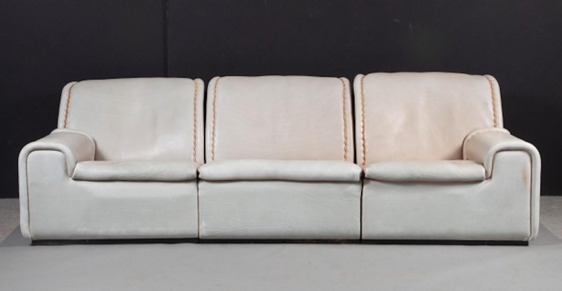Sofá de piel de toro De Sede para Pace Colelction con piel cosida de muy alta calidad. En tres partes, y reposacabezas ajustables. Altura del asiento 16 pulgadas
Lleva la etiqueta Piel fabricada por Edelman Leather.