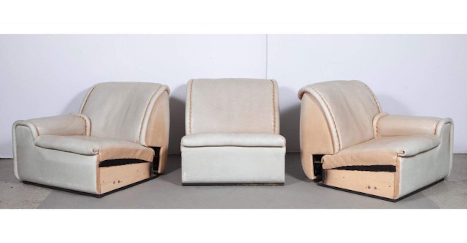 Off White Bull Leather Upholstered Sofa by de Sede for Pace Collection In Good Condition For Sale In Montreal, QC