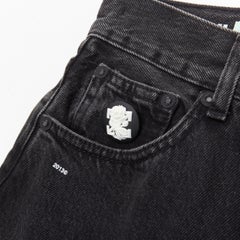 OFF WHITE C/O VIRGIL ABLOH schwarze Denim-Logo-Anstecknadel mit ausgefranstem Saum XS