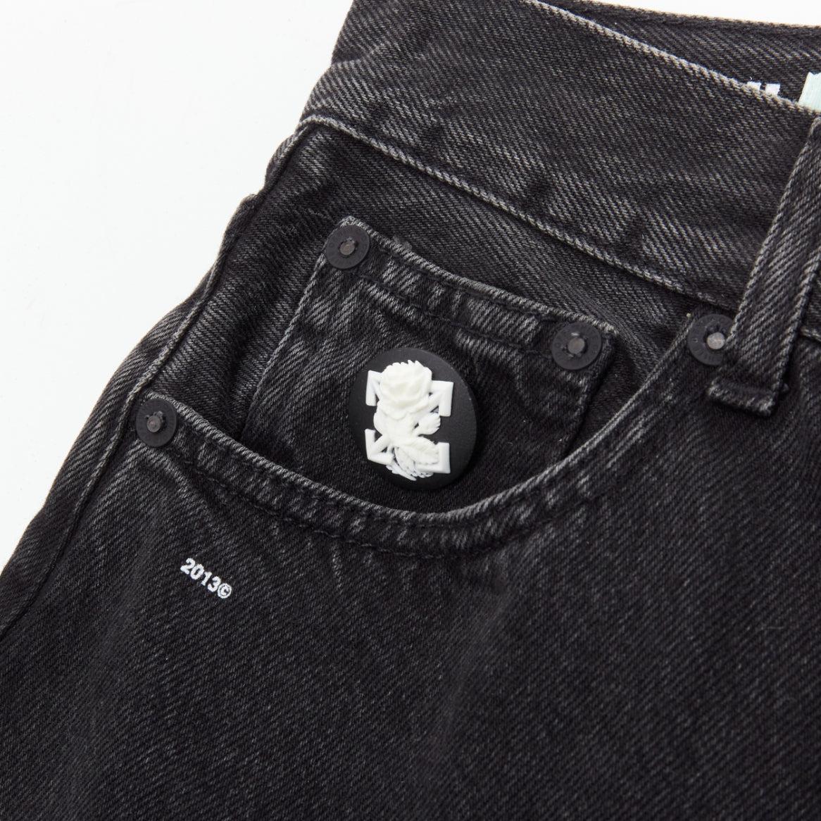 OFF WHITE C/O VIRGIL ABLOH black denim logo pin frayed hem wide culotte jeans XS
Reference: ANWU/A00545
Brand: Off White
Designer: Virgil Abloh
Material: Feels like cotton
Color: Black
Pattern: Solid
Closure: Zip Fly
Extra Details: 5-pocket design.