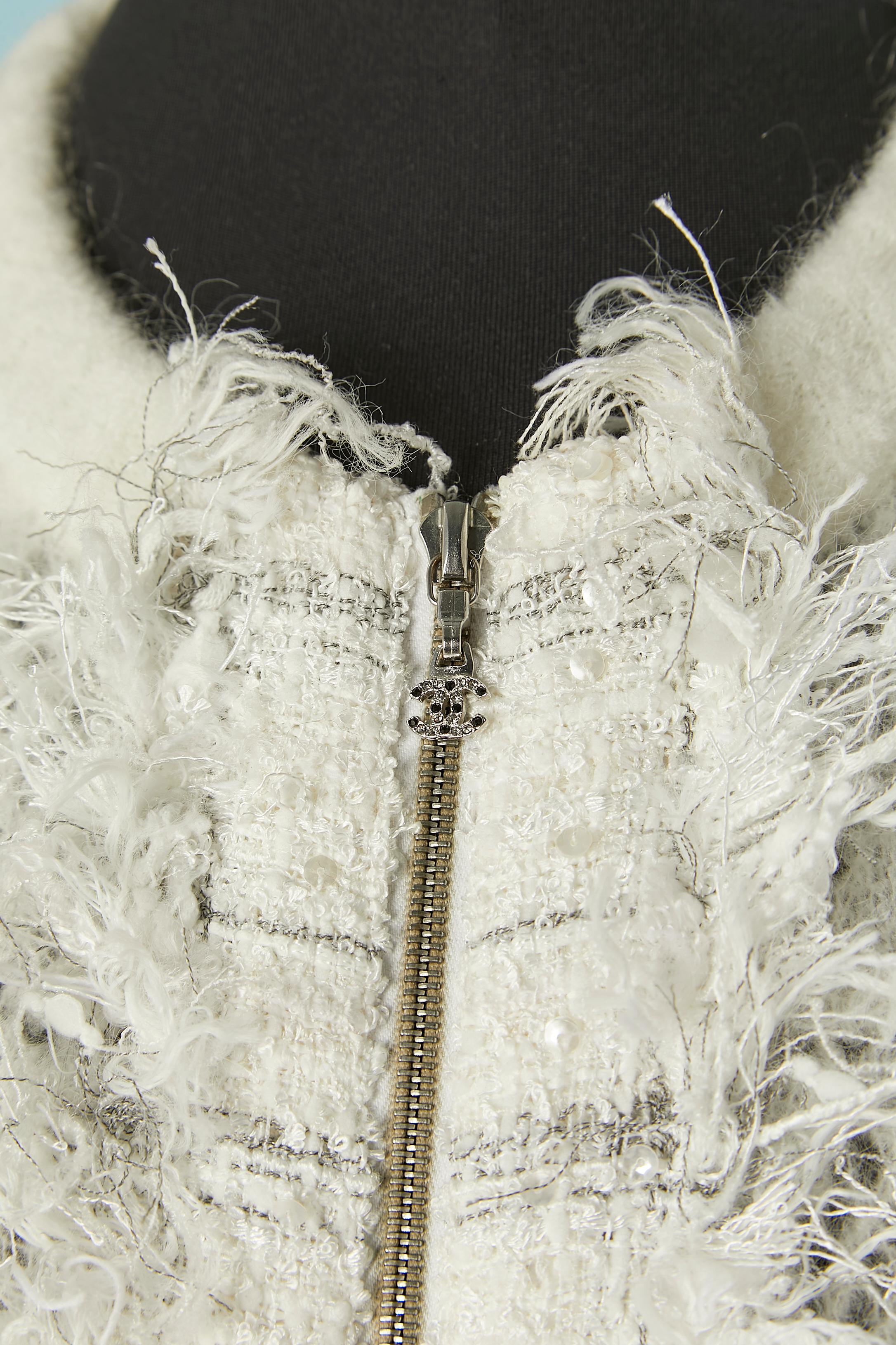 Off-white cardigan with check pattern and tweed jabot . Knit composition: 38% mohair, 38% wool, 19% nylon. Inset: 40% rayon, 38% polyamide, 10% cotton, 5% wool, 5% polyester, 2% plastic + white sequins and fringes edge. 
Zip closure in the middle