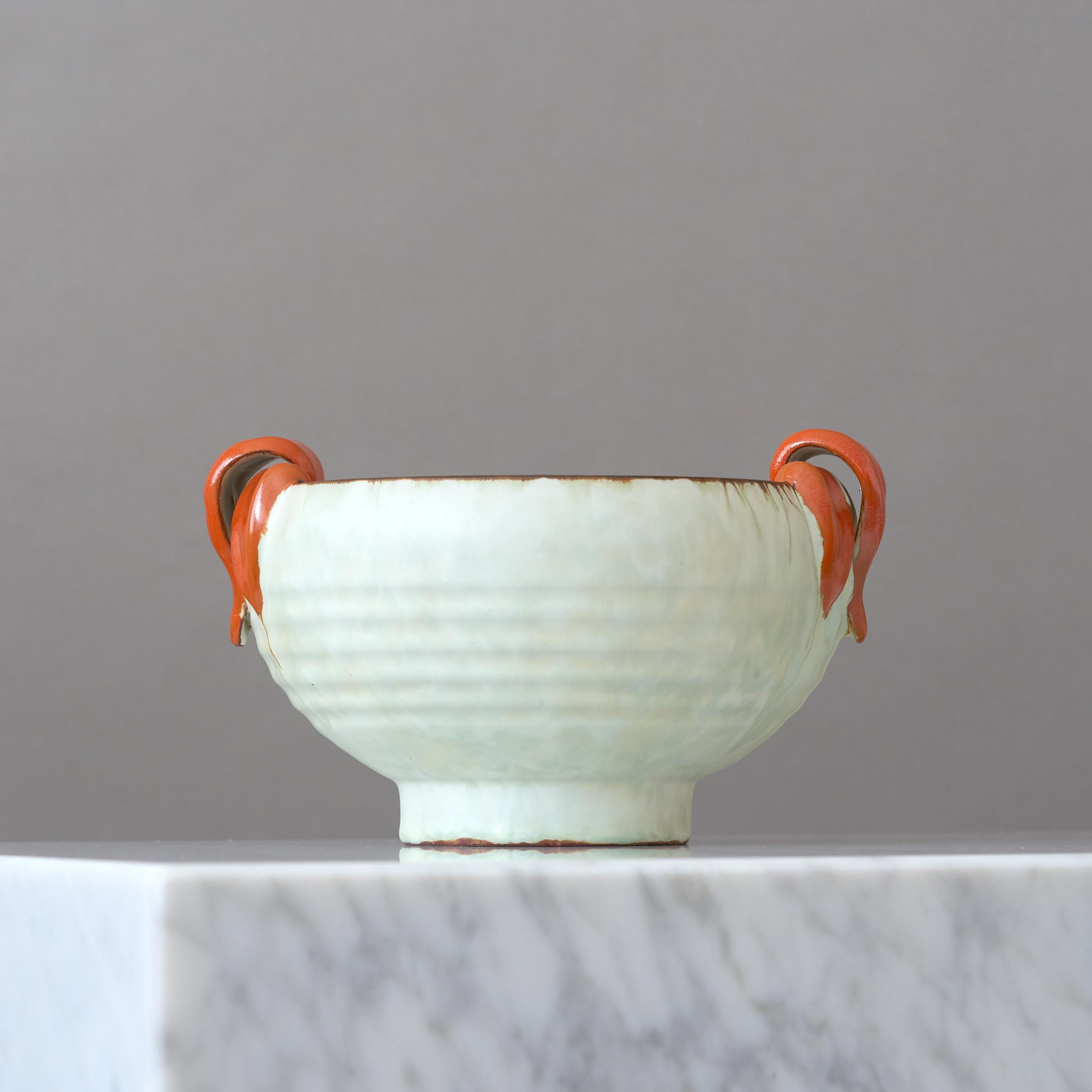 Una bellissima ciotola in terracotta Art Deco con uno smalto sorprendente.
Realizzato da Upsala Ekeby in Svezia, negli anni '30.

Impresso il marchio del produttore.
Ottime condizioni - nessuna scheggiatura, crepa o screpolatura.

Upsala Ekeby è