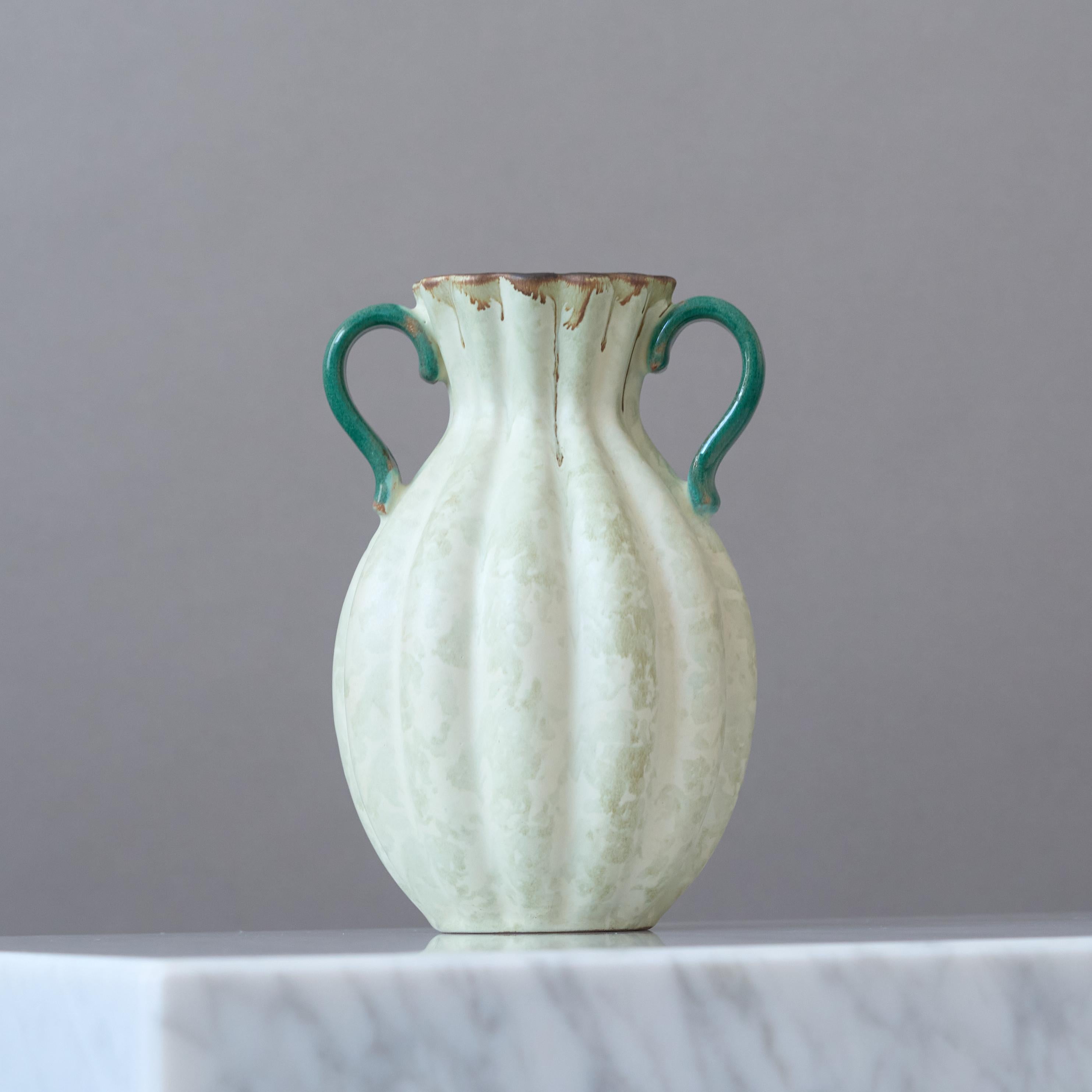 Un bellissimo vaso in terracotta Art Deco con uno smalto sorprendente.
Realizzata da Anna-Lisa Thomson per Upsala Ekeby in Svezia, negli anni '30.

Ottime condizioni - nessuna scheggiatura, crepa o screpolatura.
Impresso il marchio del