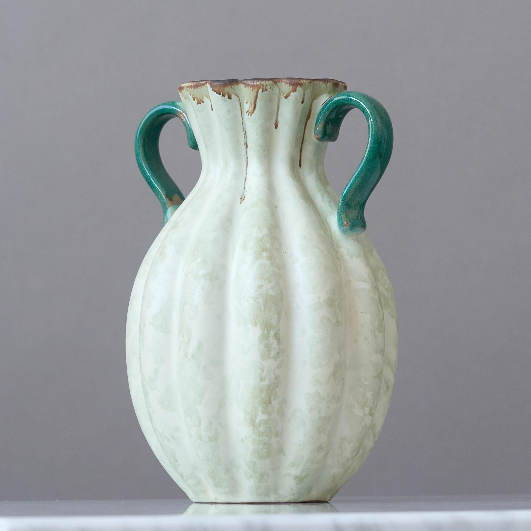 Vaso Art Deco in ceramica bianca di Anna-Lisa Thomson, Upsala Ekeby, Svezia anni '30 In condizioni buone in vendita a Malmö, SE
