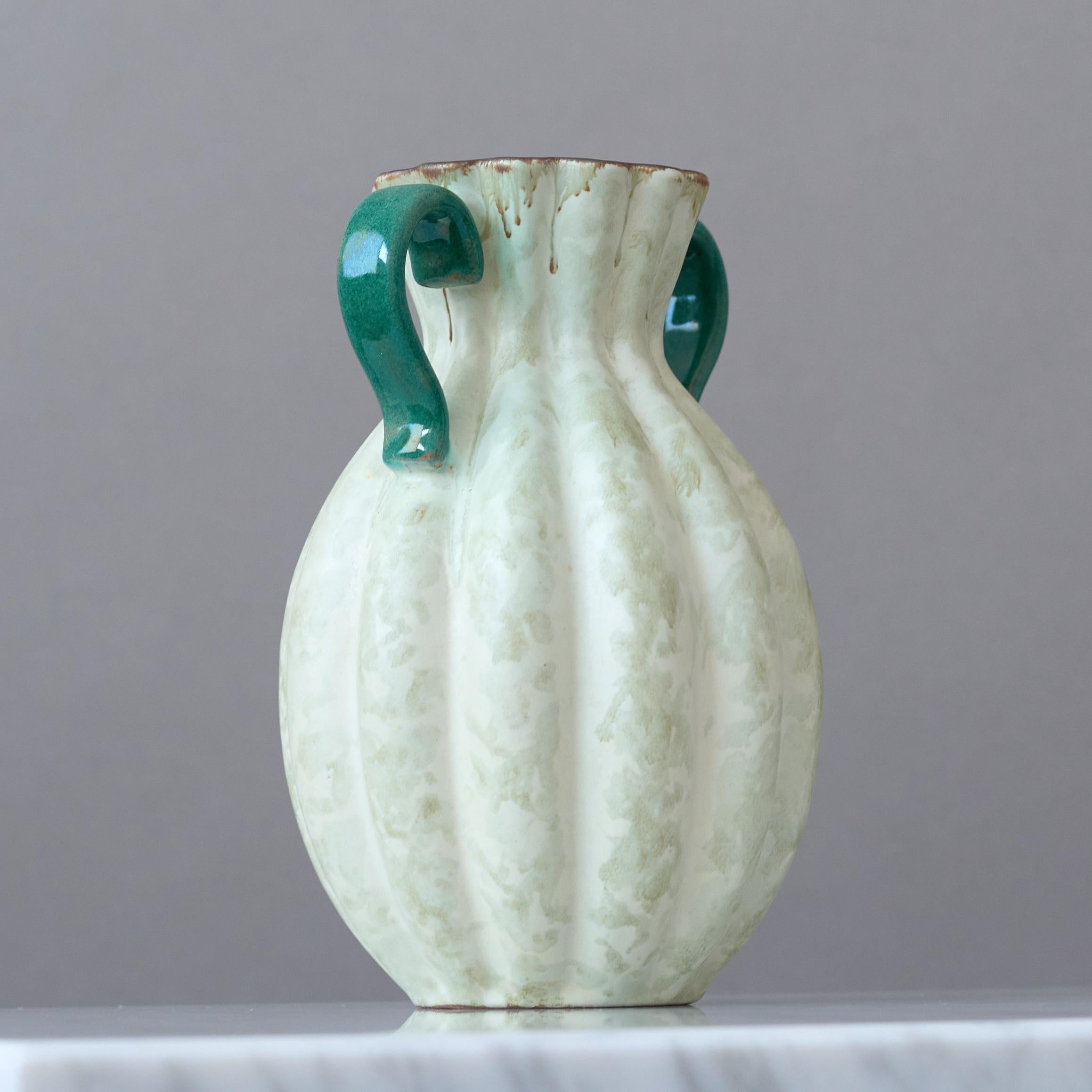 XX secolo Vaso Art Deco in ceramica bianca di Anna-Lisa Thomson, Upsala Ekeby, Svezia anni '30 in vendita