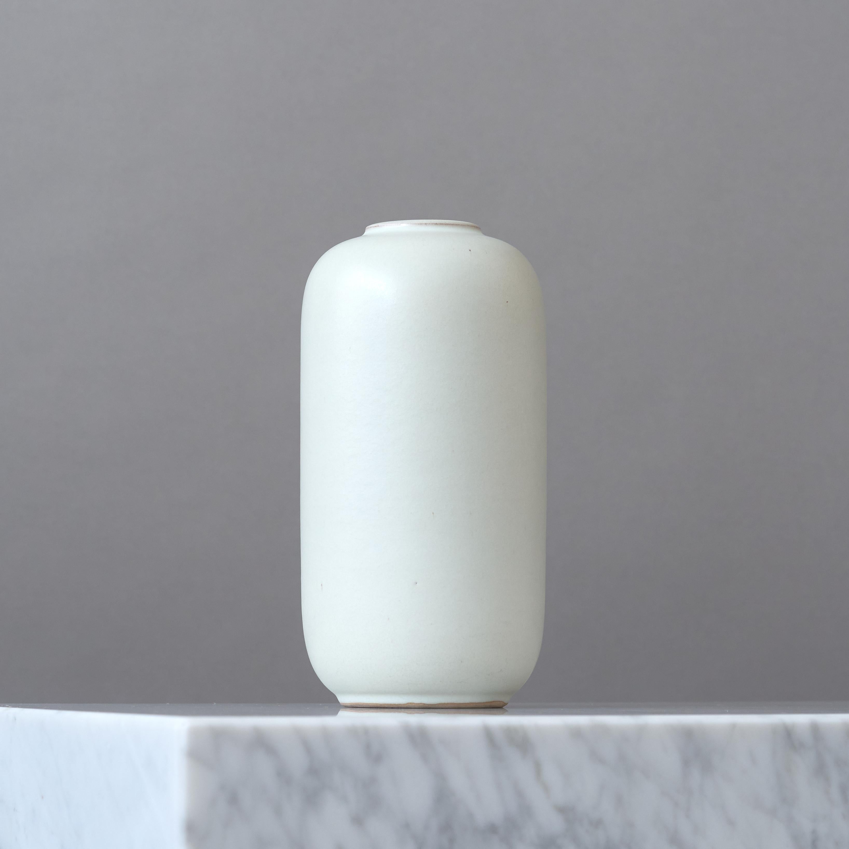 Un bellissimo vaso in terracotta Art Deco con uno smalto sorprendente.
Realizzata da Christer Heijl per Töreboda, Svezia, anni '40.

Firmato con marchio del produttore.
Ottime condizioni, senza scheggiature, crepe o incrinature.

