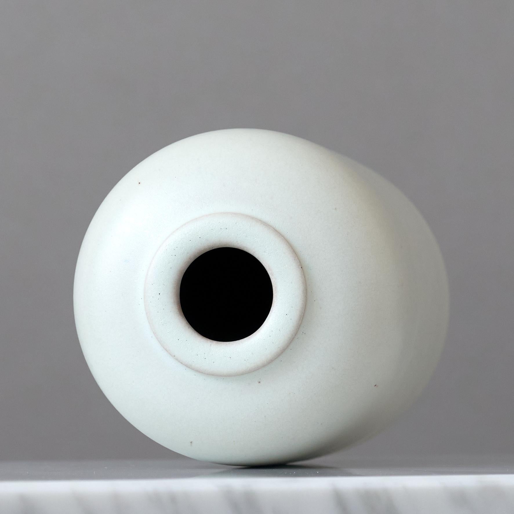 Svedese Vaso Art Deco in ceramica bianca di Christer Heijl per Töreboda, Svezia, anni '40. in vendita