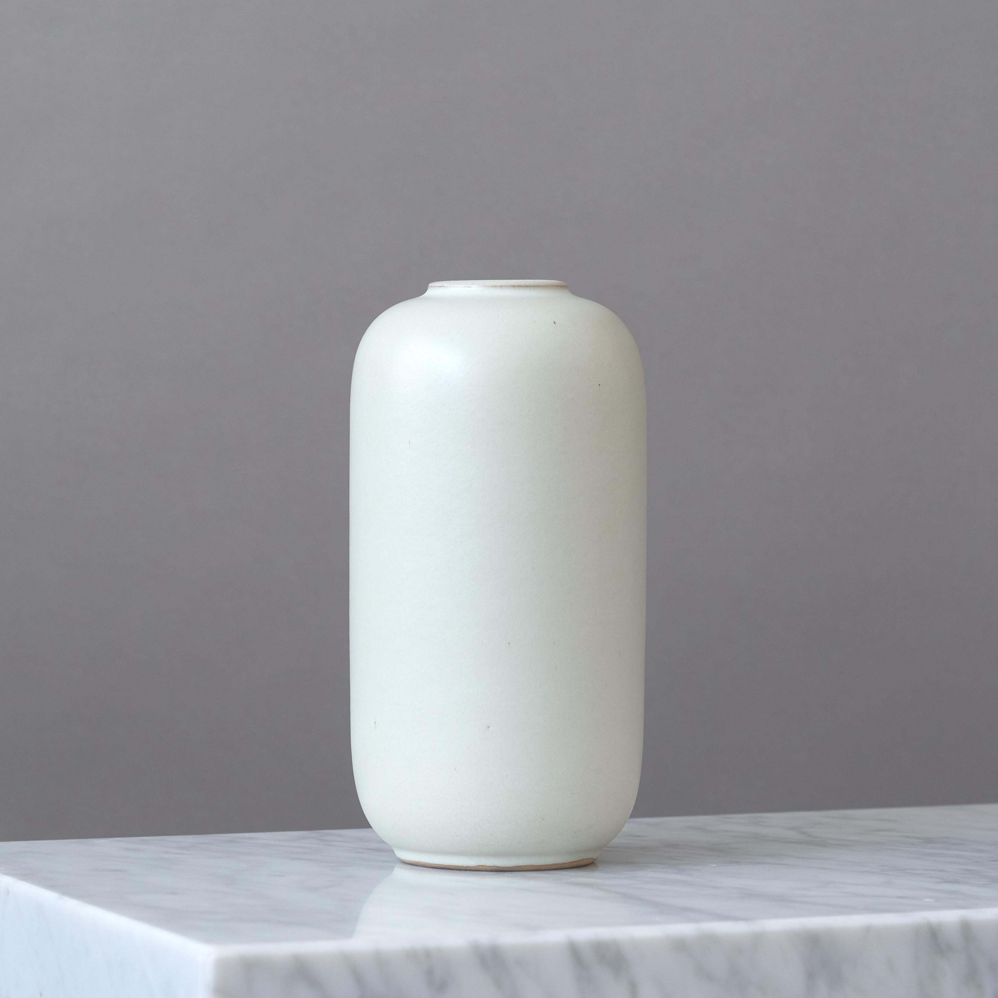 Smaltato Vaso Art Deco in ceramica bianca di Christer Heijl per Töreboda, Svezia, anni '40. in vendita