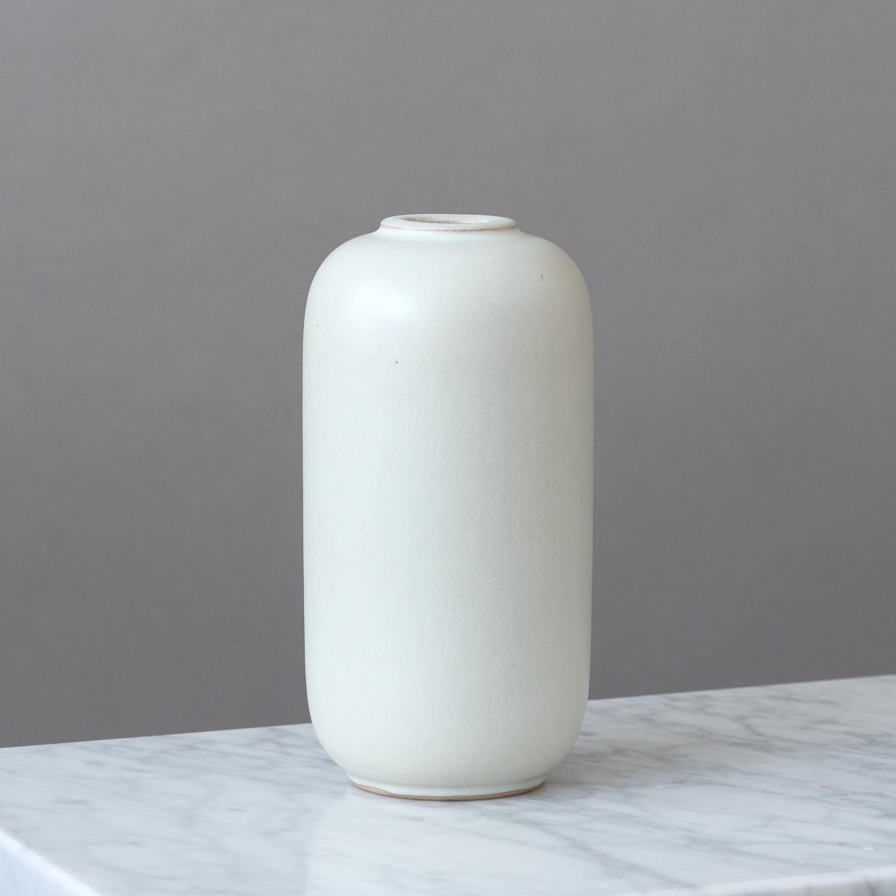 Vaso Art Deco in ceramica bianca di Christer Heijl per Töreboda, Svezia, anni '40. In condizioni buone in vendita a Malmö, SE