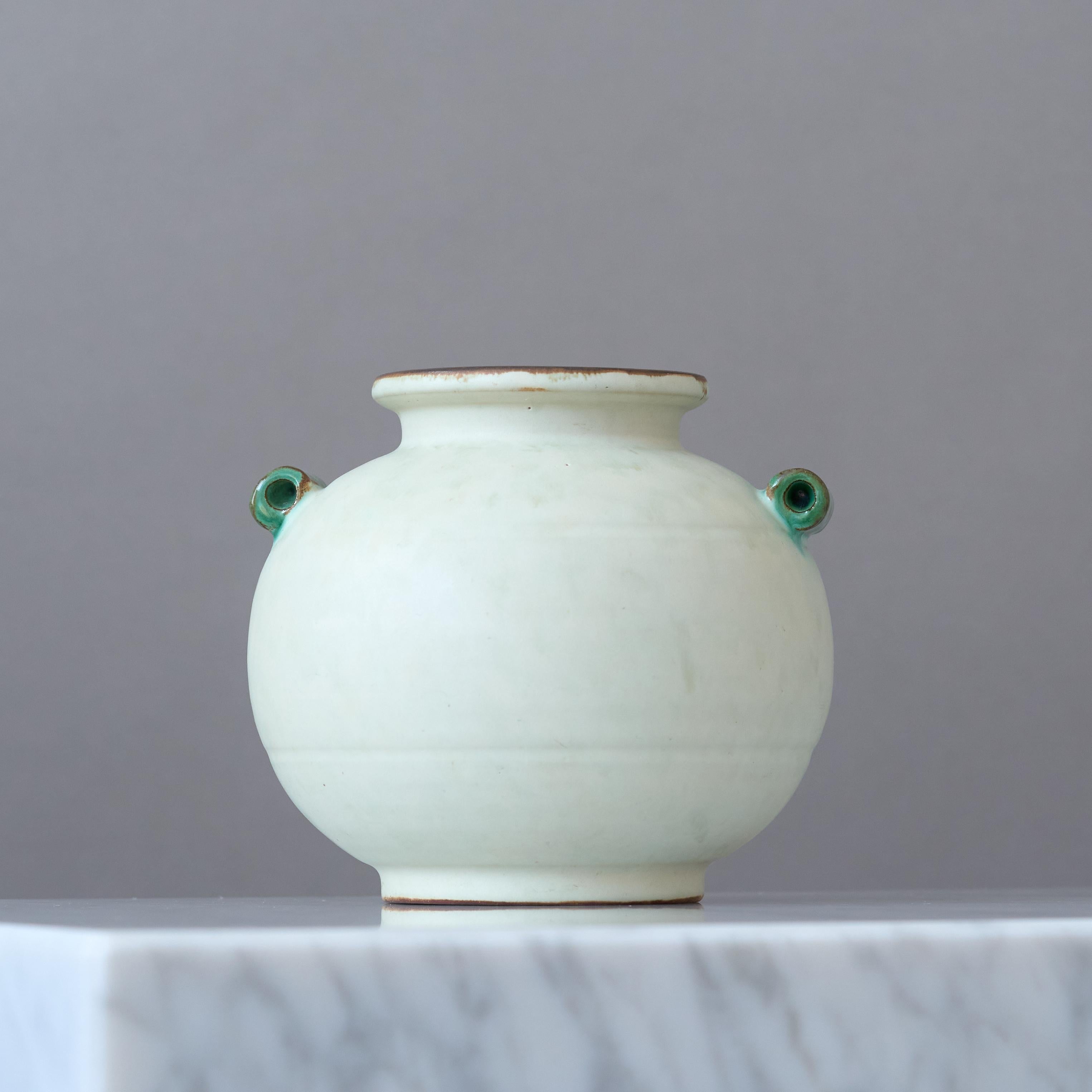Un magnifique vase globe en faïence Art Déco avec une glaçure étonnante.
Fabriqué par Harald Östergren pour Upsala Ekeby en Suède, dans les années 1930.

Très bon état - pas d'ébréchures, de fissures ou de craquelures.
Impressionnée par la marque du