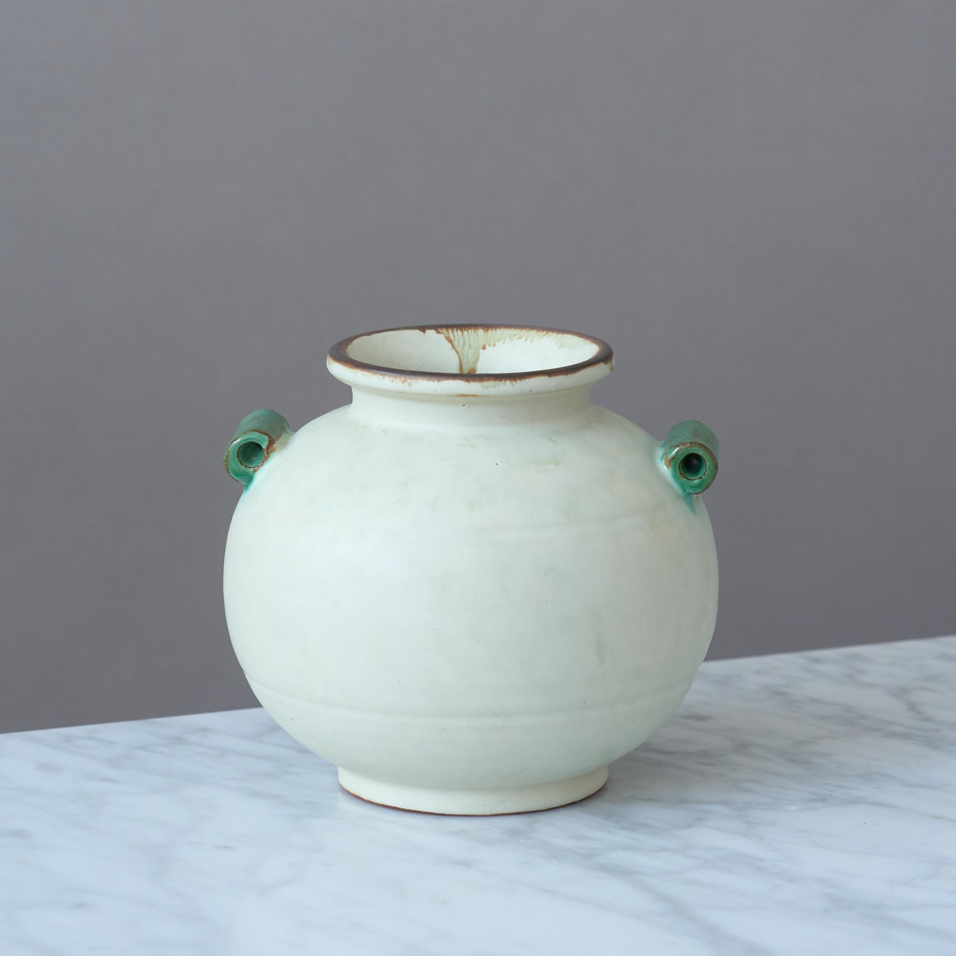 Art déco Vase Art Déco en céramique blanc cassé par Harald Östergren, Upsala Ekeby, Suède années 1930 en vente
