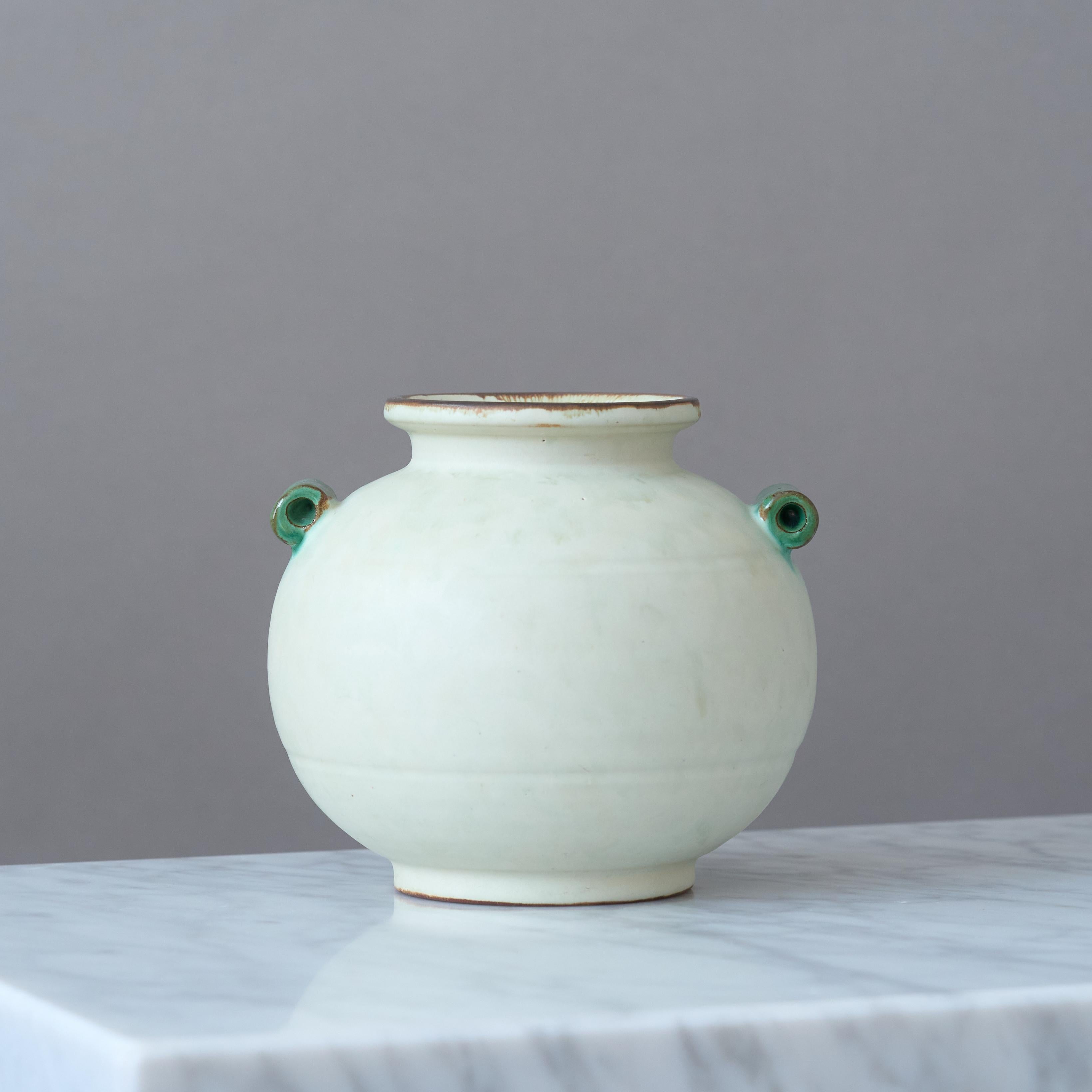 Vernissé Vase Art Déco en céramique blanc cassé par Harald Östergren, Upsala Ekeby, Suède années 1930 en vente