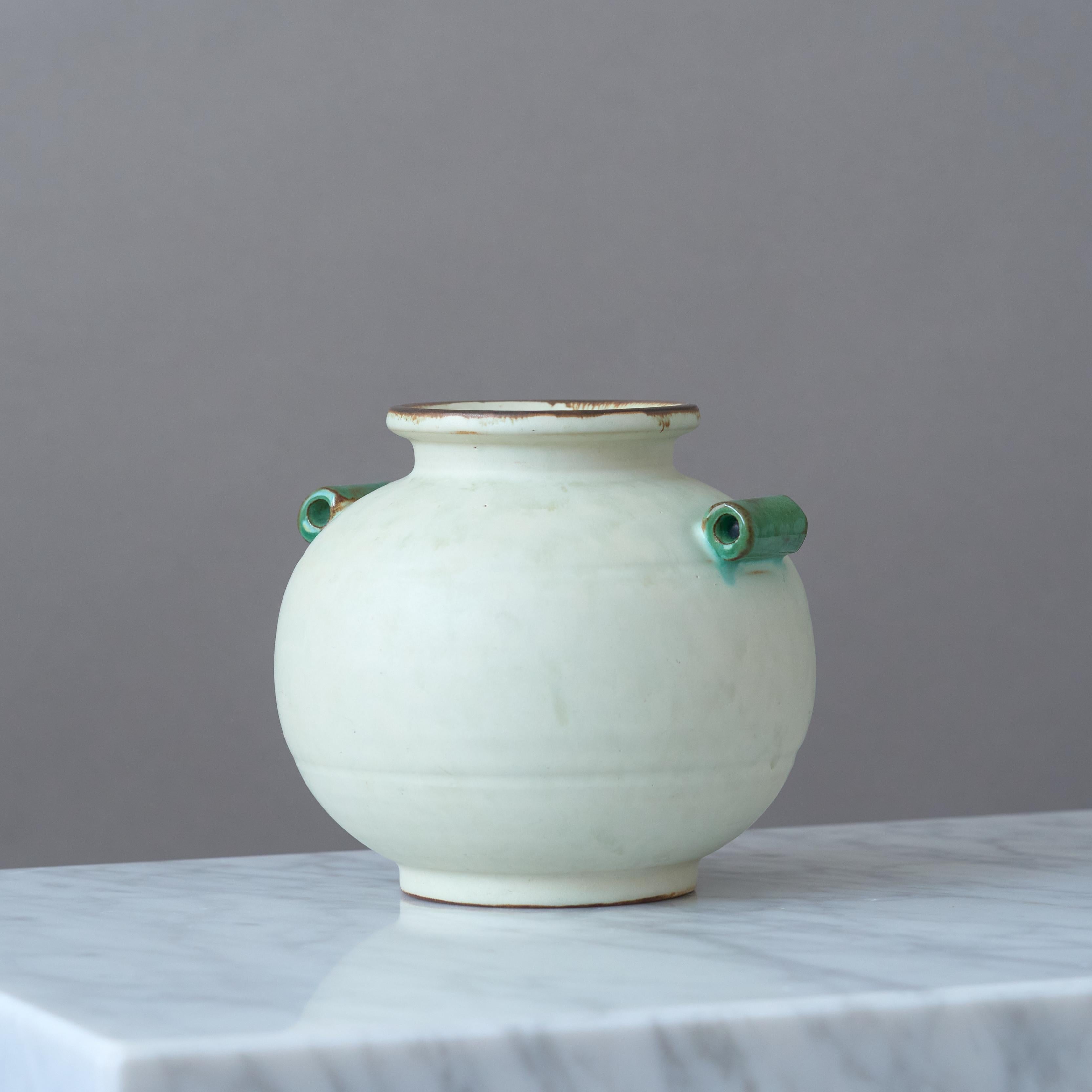 Vase Art Déco en céramique blanc cassé par Harald Östergren, Upsala Ekeby, Suède années 1930 Bon état - En vente à Malmö, SE