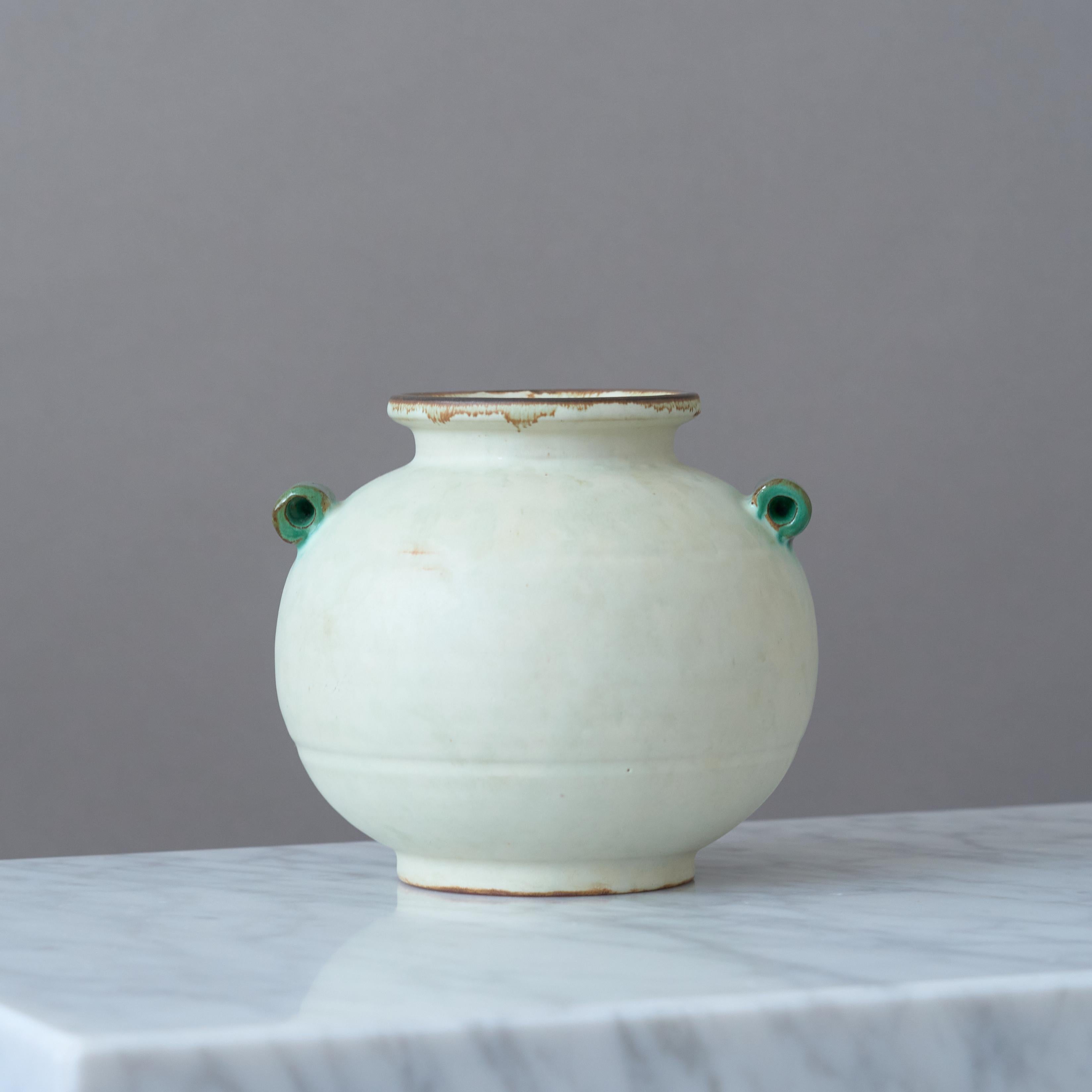 20ième siècle Vase Art Déco en céramique blanc cassé par Harald Östergren, Upsala Ekeby, Suède années 1930 en vente