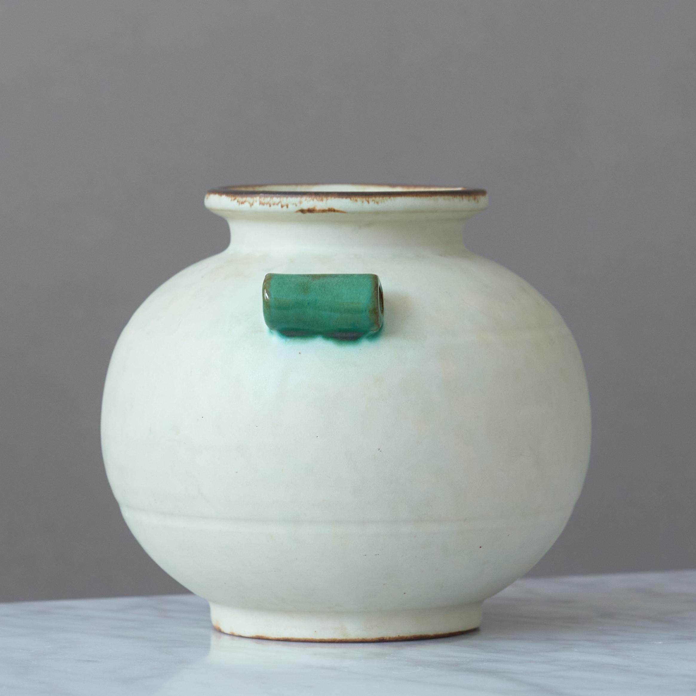 Céramique Vase Art Déco en céramique blanc cassé par Harald Östergren, Upsala Ekeby, Suède années 1930 en vente