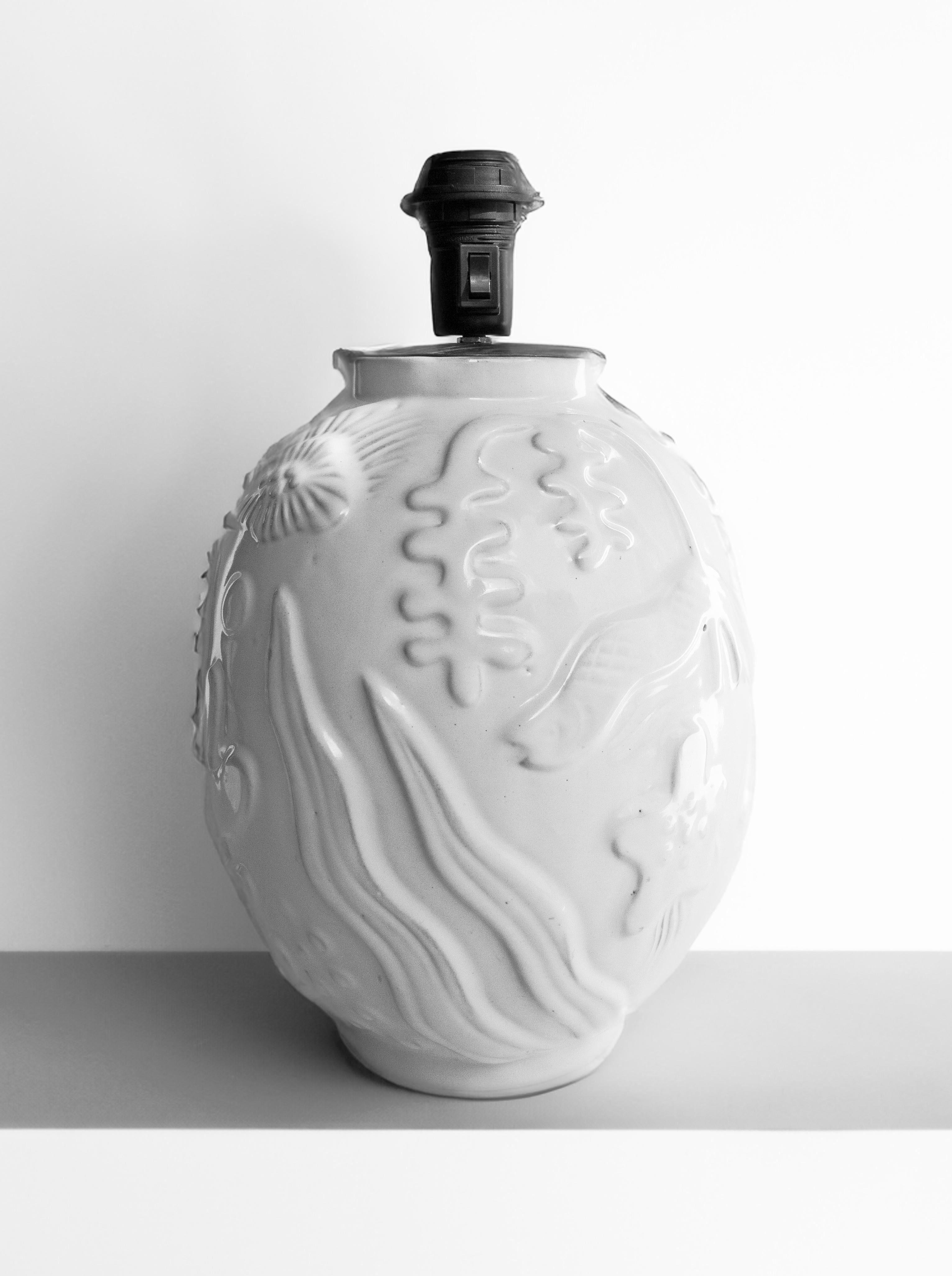 Svedese Lampada da tavolo Upsala Ekeby in ceramica bianca di Anna-Lisa Thomson, 