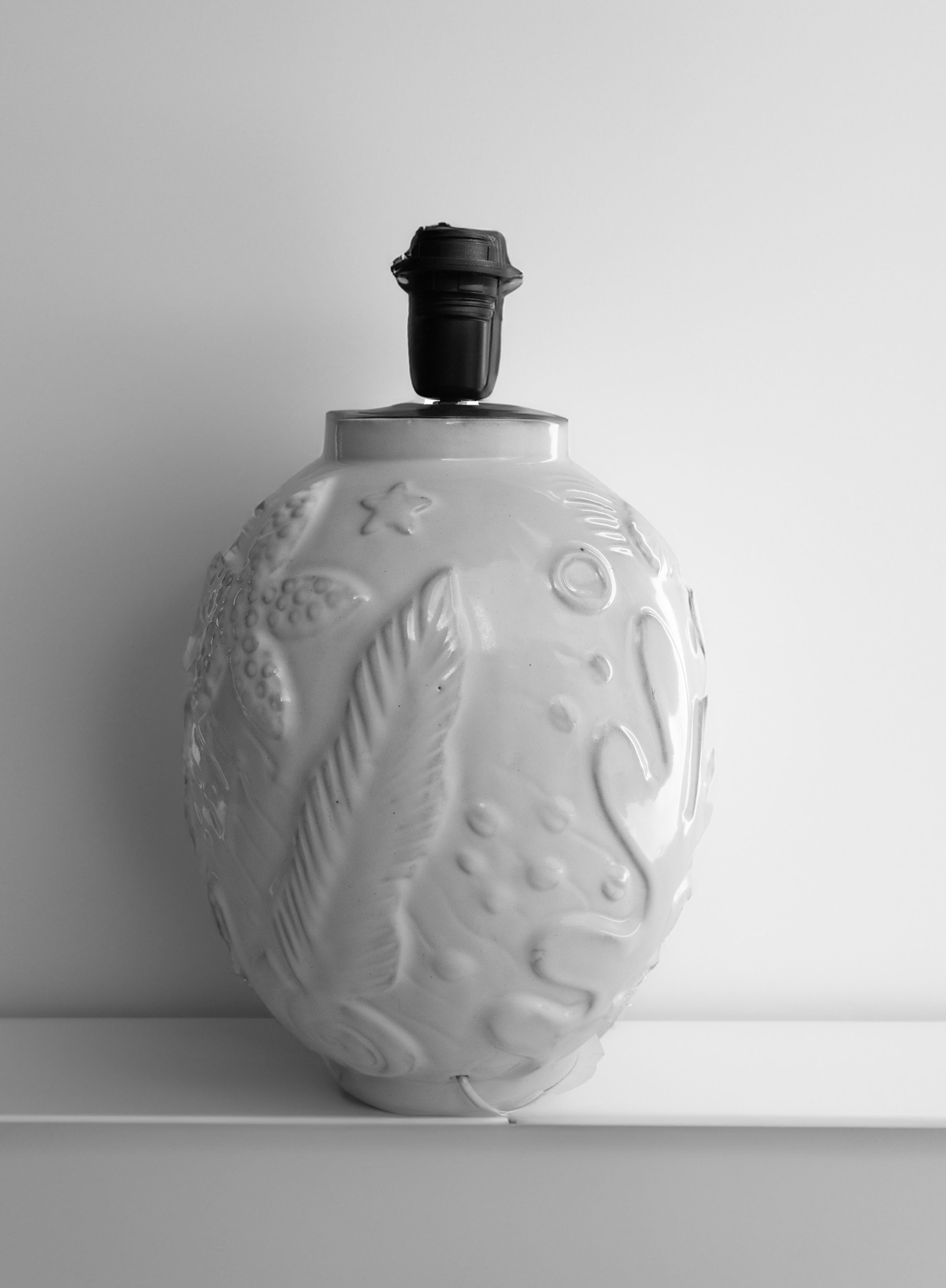 Metà XX secolo Lampada da tavolo Upsala Ekeby in ceramica bianca di Anna-Lisa Thomson, 
