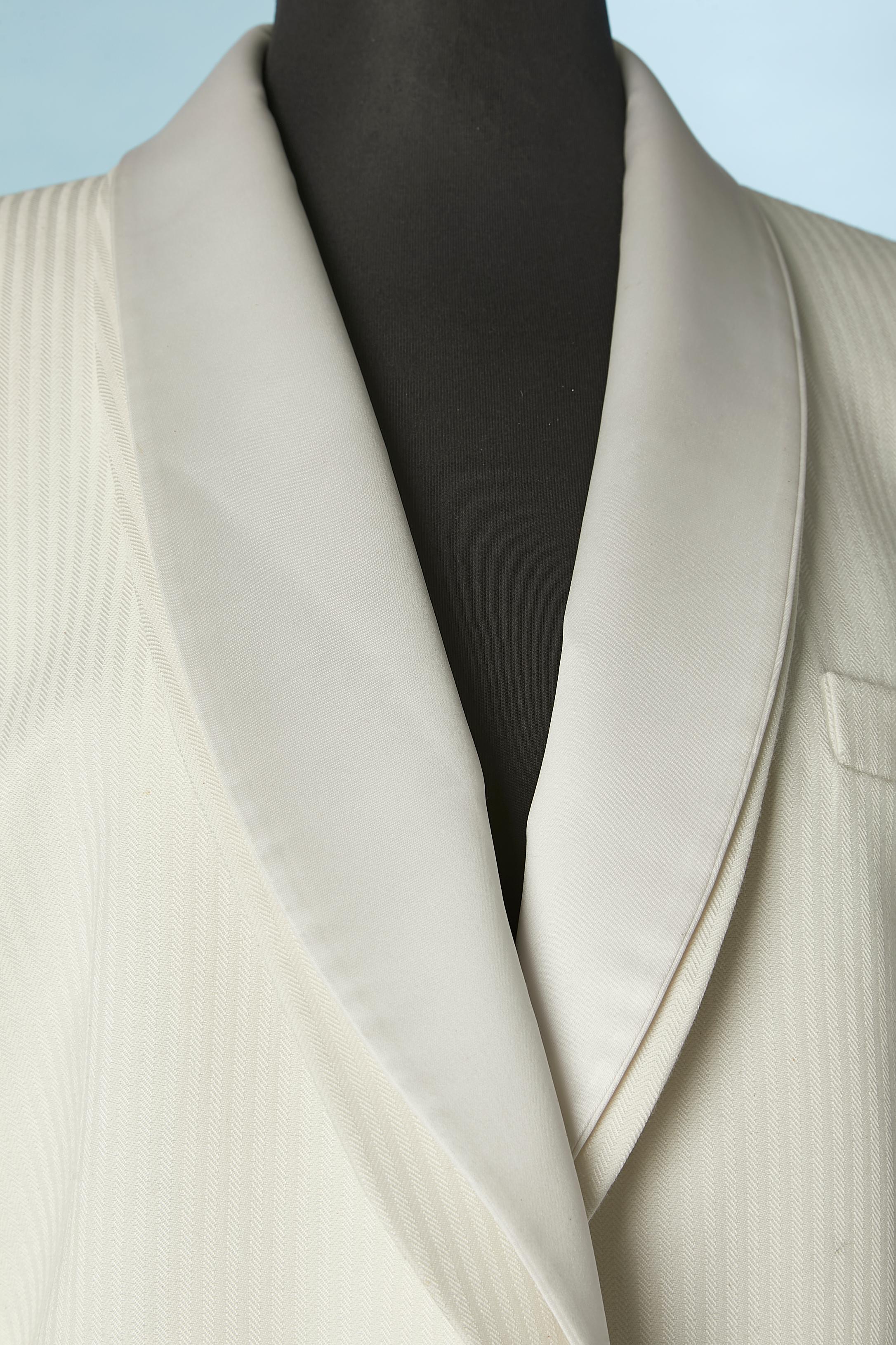 Tuxedo-Anzug mit weißem Chevronmuster und Satinkragen . Keine Stoffzusammensetzung Tag schneiden mai Stoff ist wahrscheinlich Baumwolle, 2. Kragen Stoff ist Satin (und abnehmbar) und Futter ist wahrscheinlich Acetat oder Viskose. 
Größe 12 (Jacke)