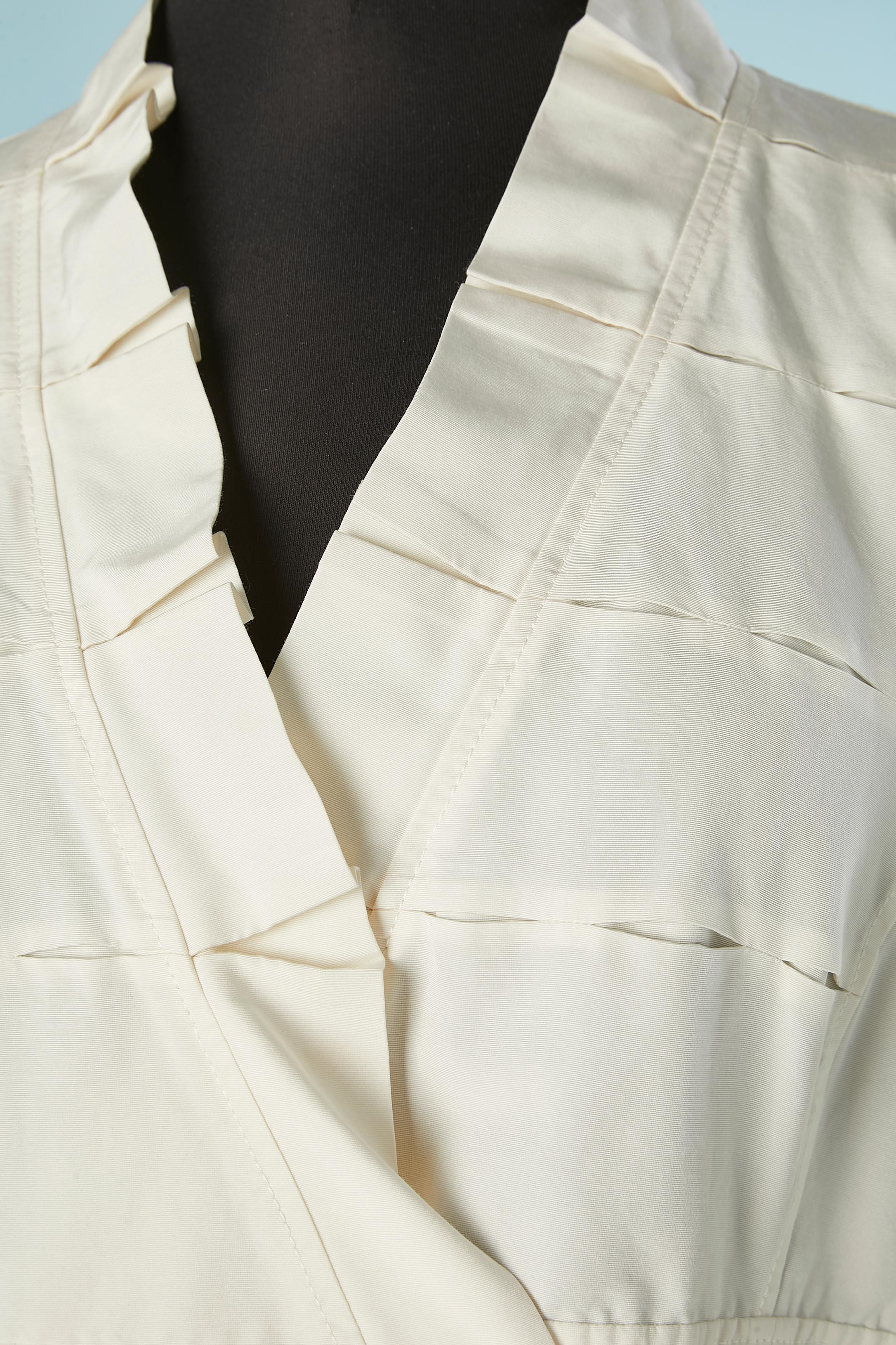 White cotton and silk wrap jacket with ruffles edge, knotted-up on the lefts side and 2 button &buttonhole on the right side inside. No lining. 
Fabric composition: 62% cotton, 38% silk. 
SIZE 10 (Us) 40 (Fr) L 