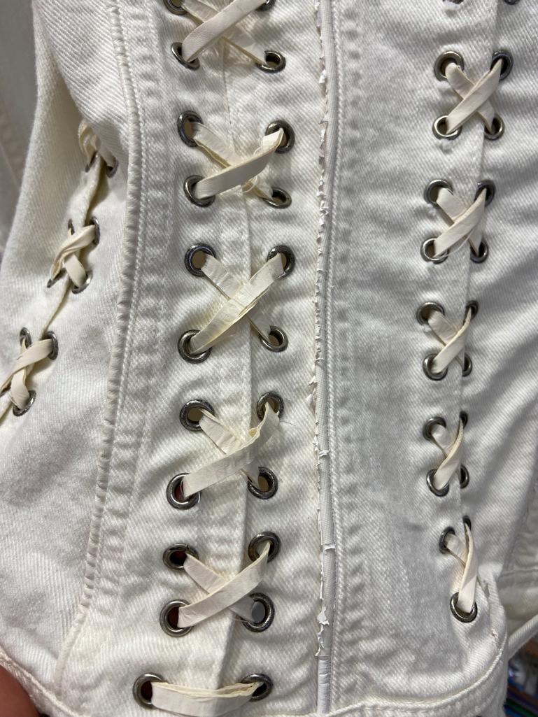 Weiße Baumwolljacke aus cremefarbener Baumwolle mit Markenknöpfen, Ösen und Spitze Just Cavalli  im Angebot 6