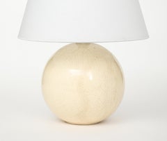 Lampe sphérique en céramique craquelée blanc cassé, style Jacques-Emile Ruhlmann, France