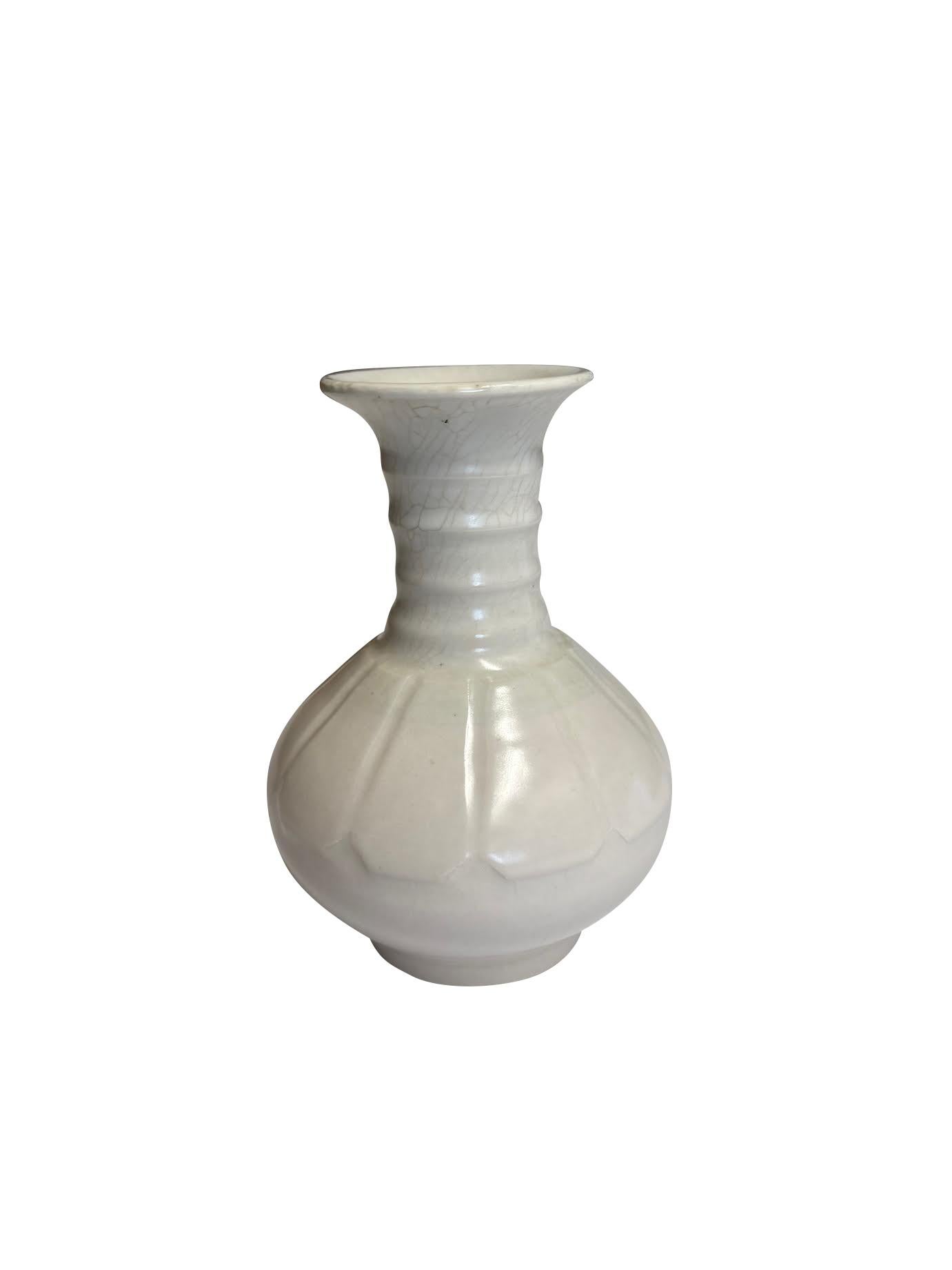 Vaso cinese contemporaneo in bianco sporco smaltato a crepe.
Collo tubolare a coste.
Fa parte di un'ampia collezione di piccoli vasi di colore bianco sporco delle stesse dimensioni.
Ottimo per le librerie.