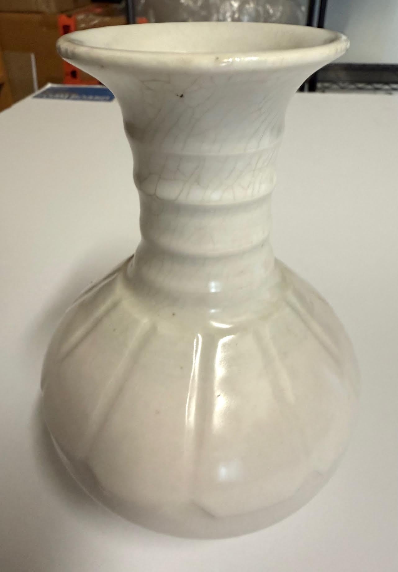 Cinese Vaso a collo nodoso con smalto craquelé bianco sporco, Cina, Contemporaneo in vendita