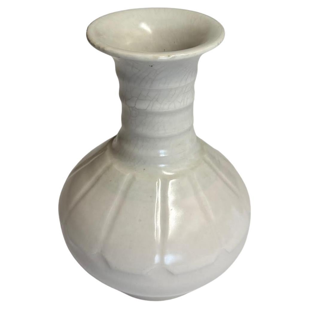 Vaso a collo nodoso con smalto craquelé bianco sporco, Cina, Contemporaneo