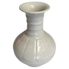 Vaso a collo nodoso con smalto craquelé bianco sporco, Cina, Contemporaneo