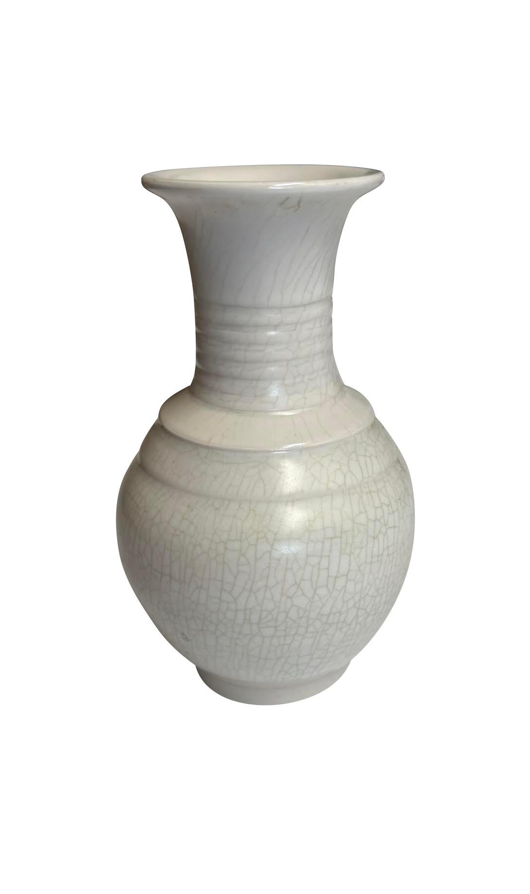 Vaso cinese contemporaneo in bianco sporco smaltato a crepe.
Collo tubolare a coste con base arrotondata.
Fa parte di un'ampia collezione di piccoli vasi di colore bianco sporco delle stesse dimensioni.
Ottimo per le librerie.