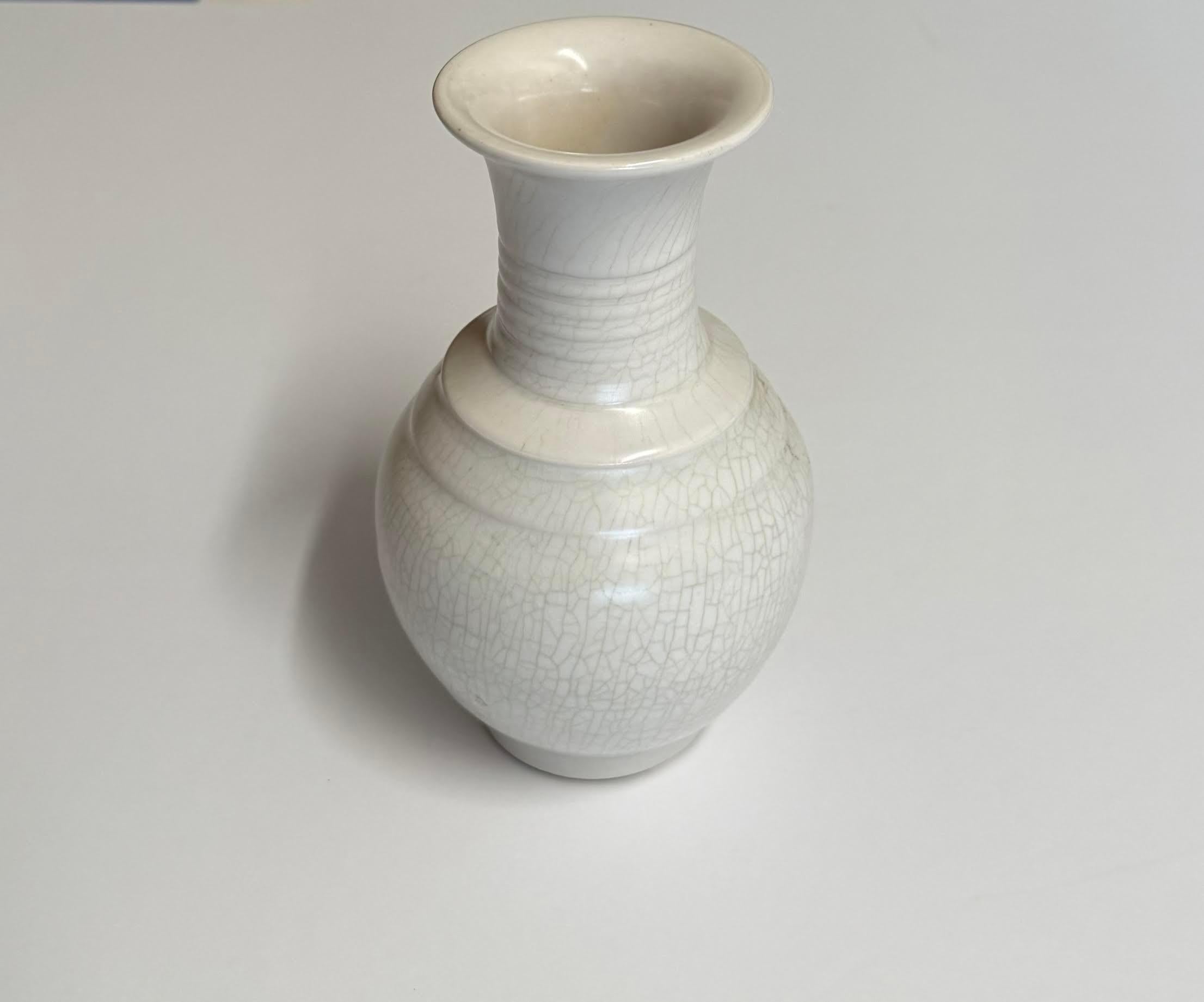 Cinese Vaso a collo tubolare nervato con smalto craquelé bianco sporco, Cina, Contemporaneo in vendita
