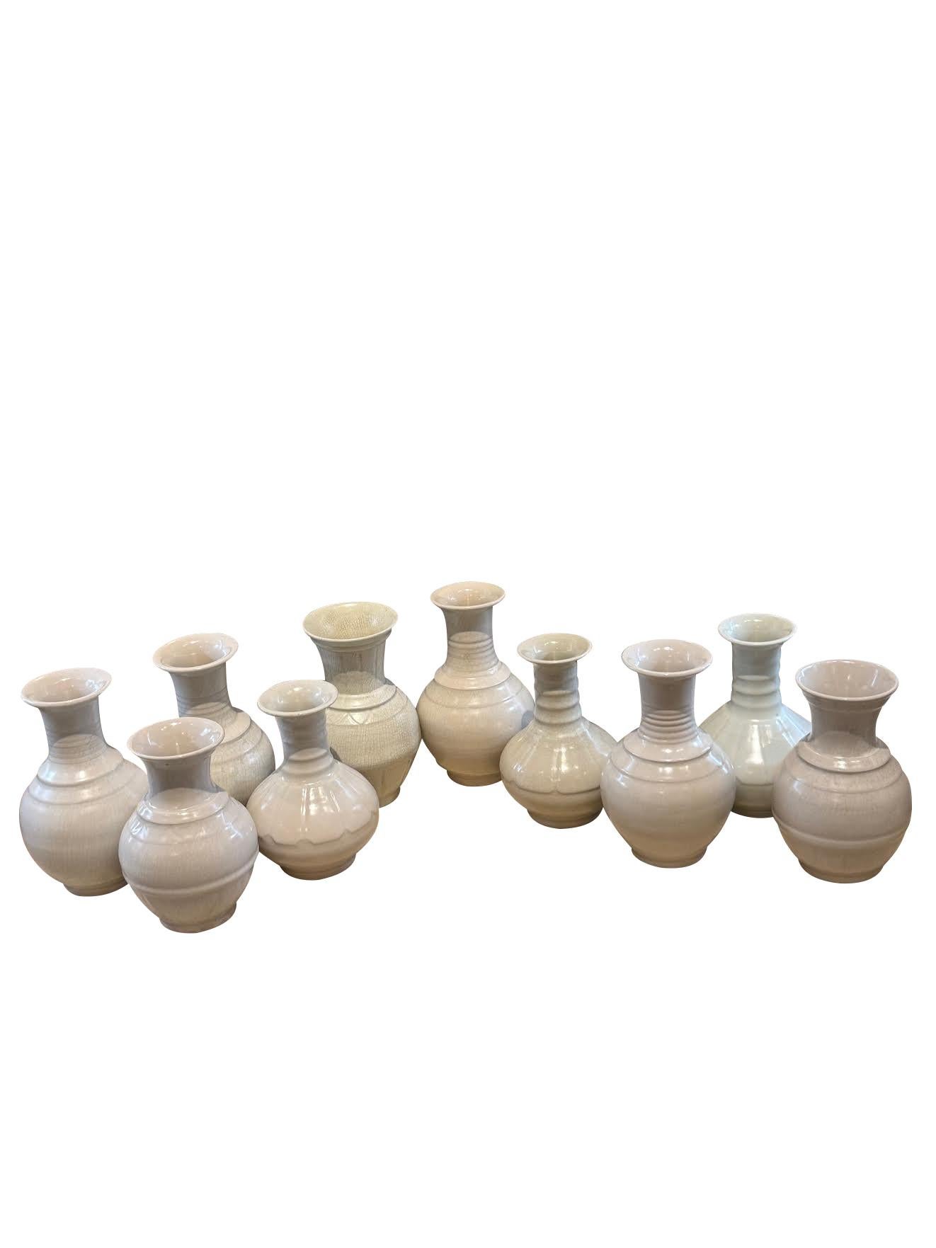 XXI secolo e contemporaneo Vaso a collo tubolare nervato con smalto craquelé bianco sporco, Cina, Contemporaneo in vendita