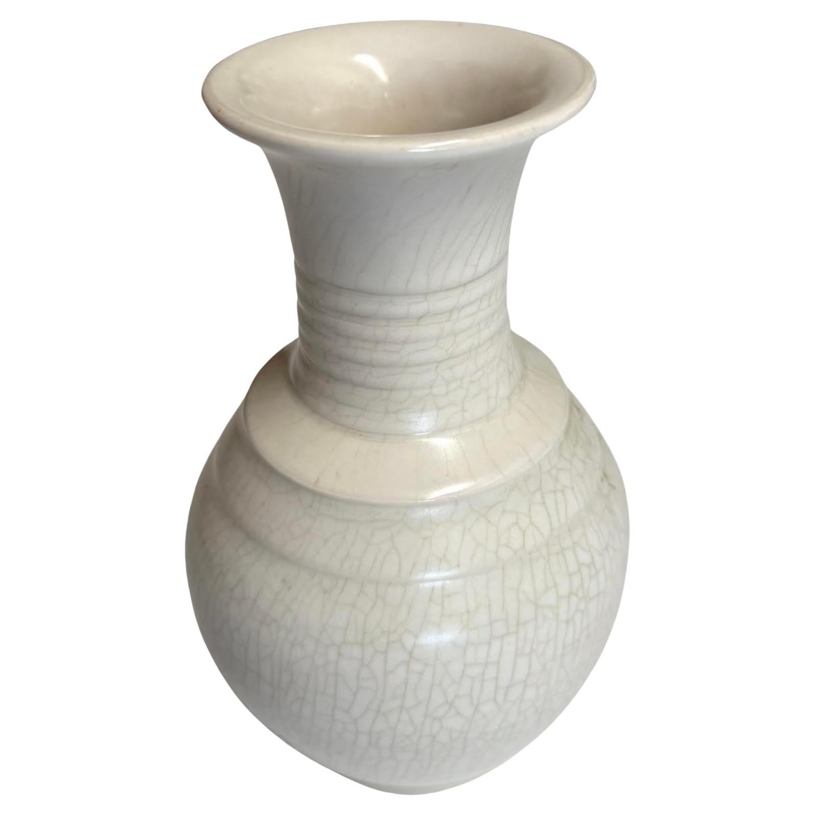 Vaso a collo tubolare nervato con smalto craquelé bianco sporco, Cina, Contemporaneo in vendita