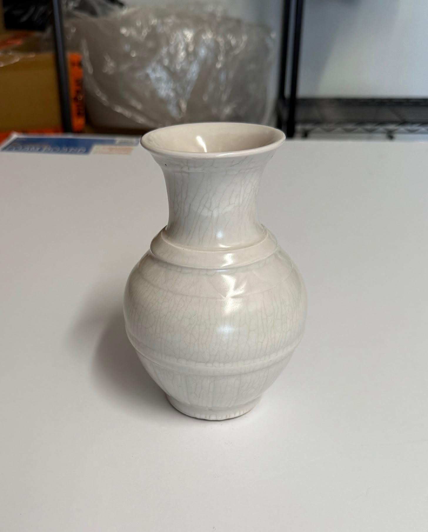 Cinese Vaso a coste verticali con smalto craquelé bianco sporco, Cina, Contemporaneo in vendita