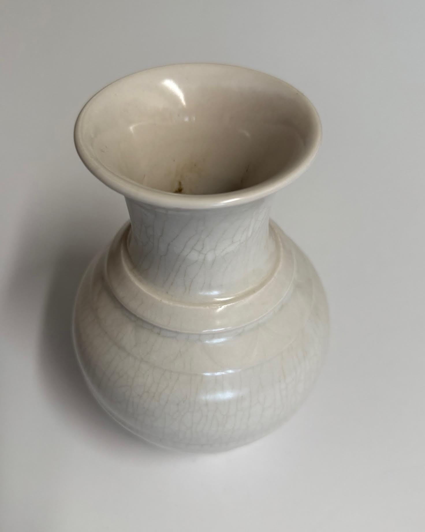 Vaso a coste verticali con smalto craquelé bianco sporco, Cina, Contemporaneo In condizioni Nuovo in vendita a New York, NY