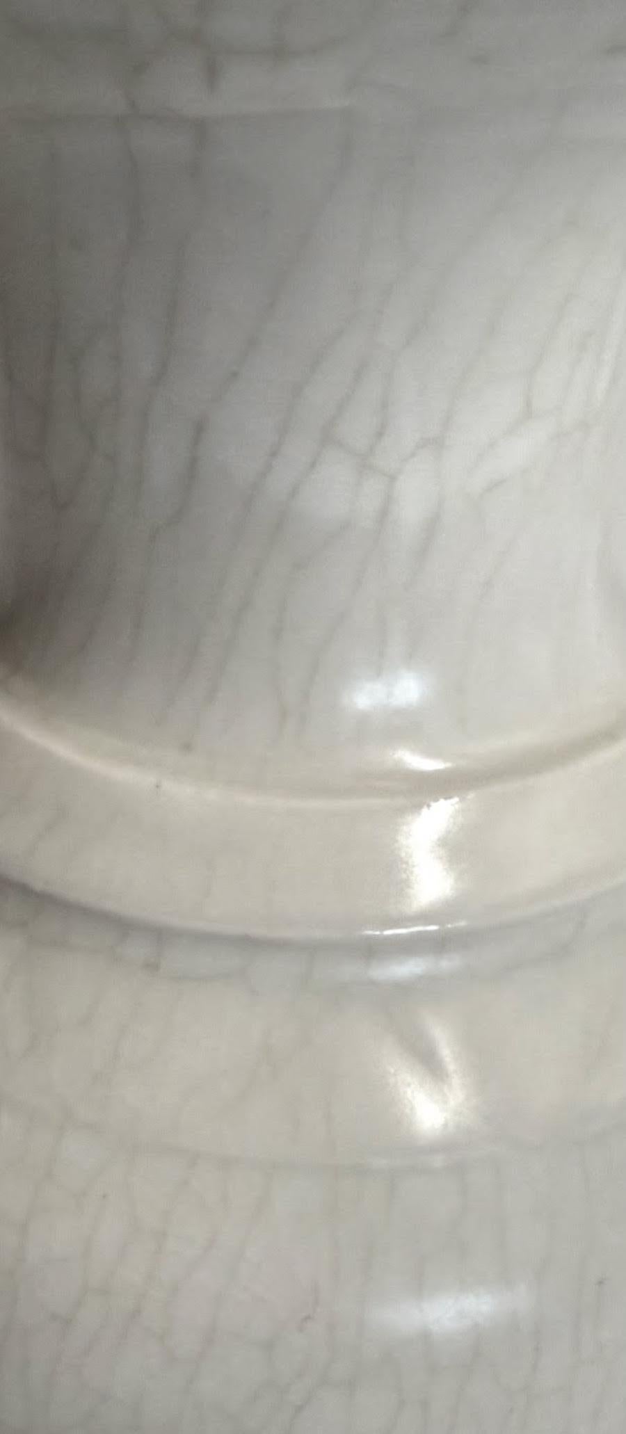 XXI secolo e contemporaneo Vaso a coste verticali con smalto craquelé bianco sporco, Cina, Contemporaneo in vendita