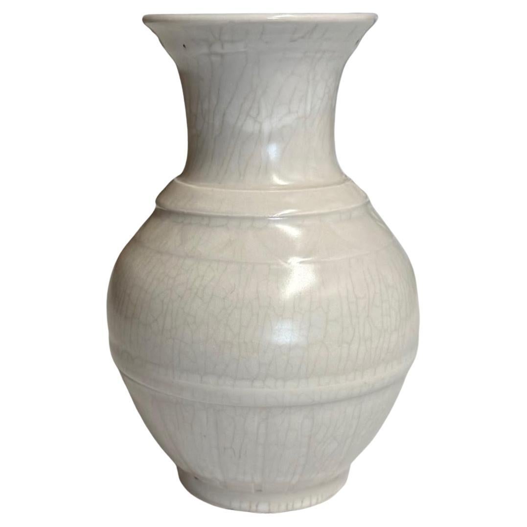 Vaso a coste verticali con smalto craquelé bianco sporco, Cina, Contemporaneo