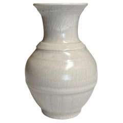Vaso a coste verticali con smalto craquelé bianco sporco, Cina, Contemporaneo